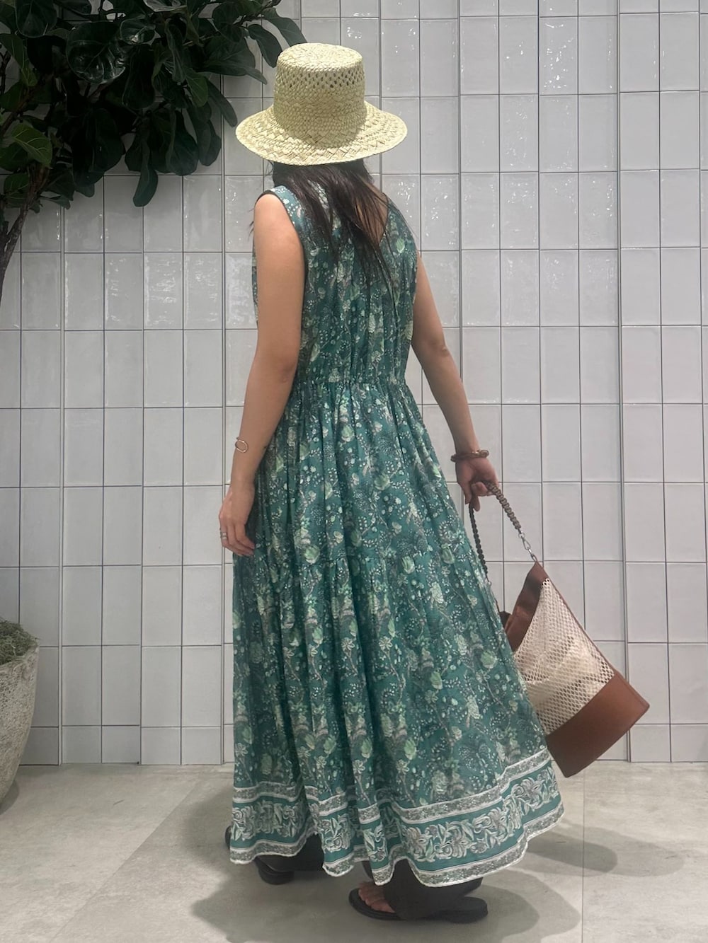ブラウン系のその他パンツ、グリーン系のワンピース、イエロー系のトートバッグを着用したレディースの夏コーディネートの5枚目の写真