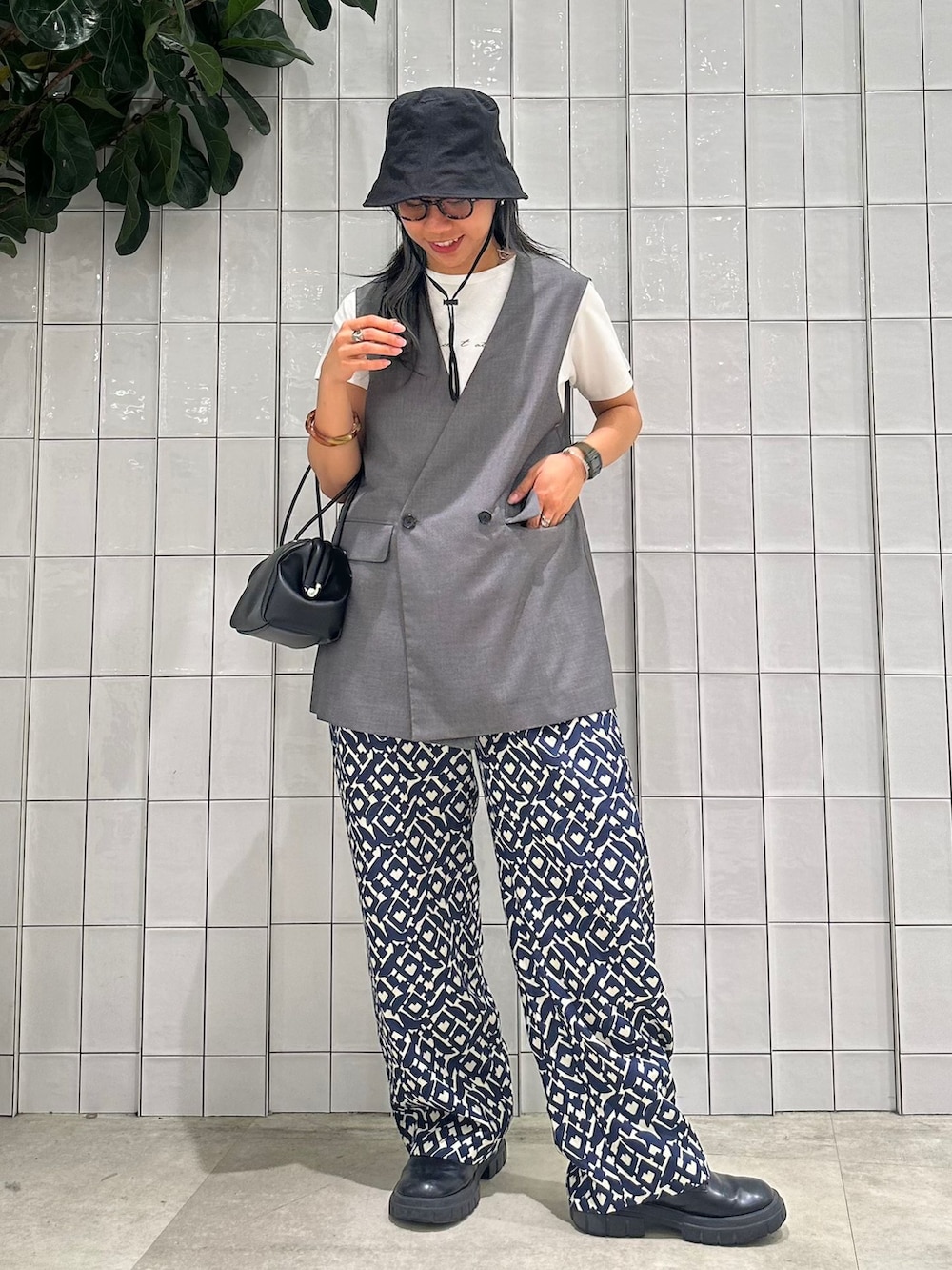 グレー系のその他アウター、ブルー系のその他パンツ、ホワイト系のTシャツ/カットソーを着用したレディースの夏コーディネートの3枚目の写真