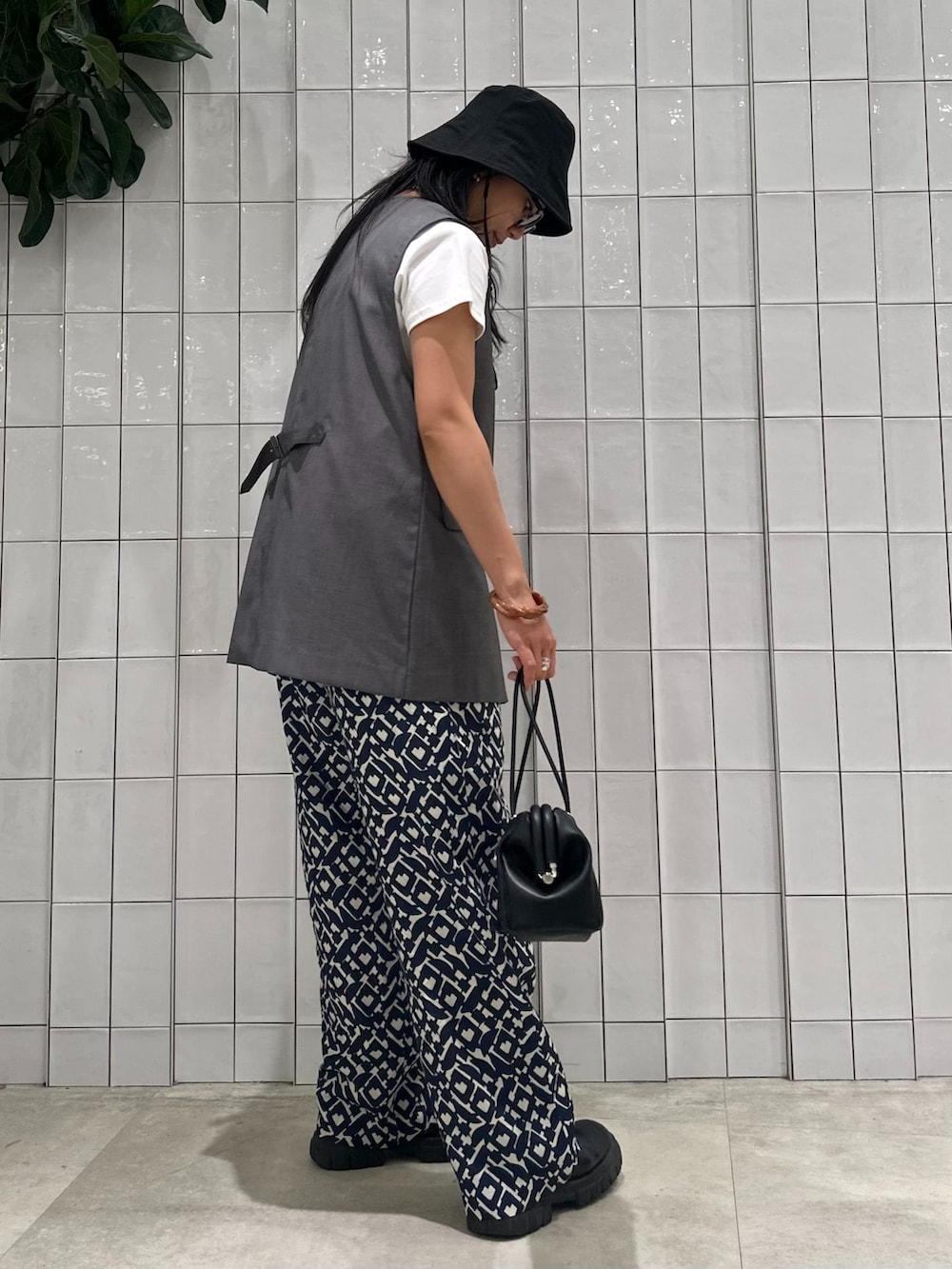 グレー系のその他アウター、ブルー系のその他パンツ、ホワイト系のTシャツ/カットソーを着用したレディースの夏コーディネートの7枚目の写真