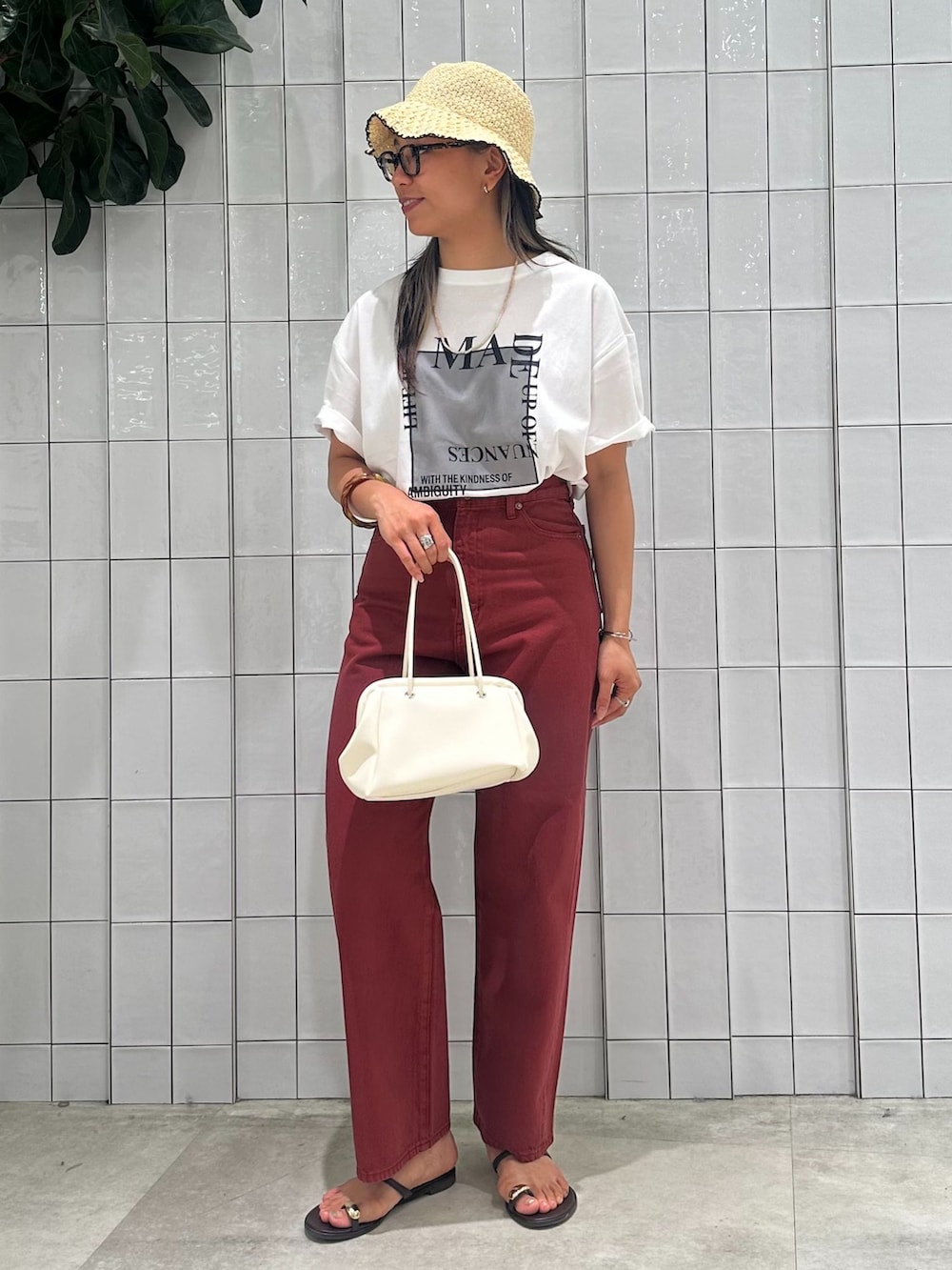 レッド系のその他パンツ、ホワイト系のTシャツ/カットソー、ホワイト系のハンドバッグを着用したレディースの夏コーディネートの2枚目の写真