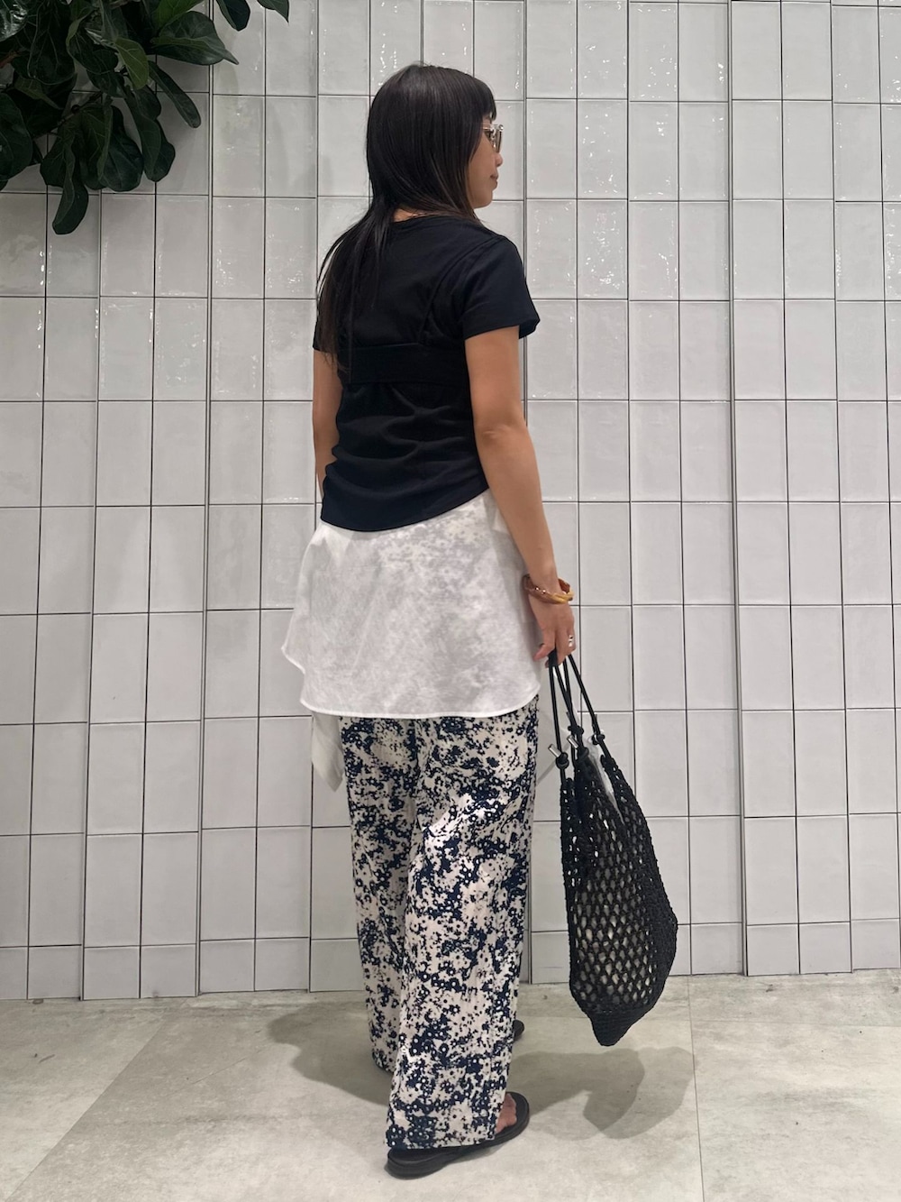 ブルー系のスラックス、ホワイト系のシャツ/ブラウス、ブラック系のTシャツ/カットソーを着用したレディースの夏コーディネートの4枚目の写真