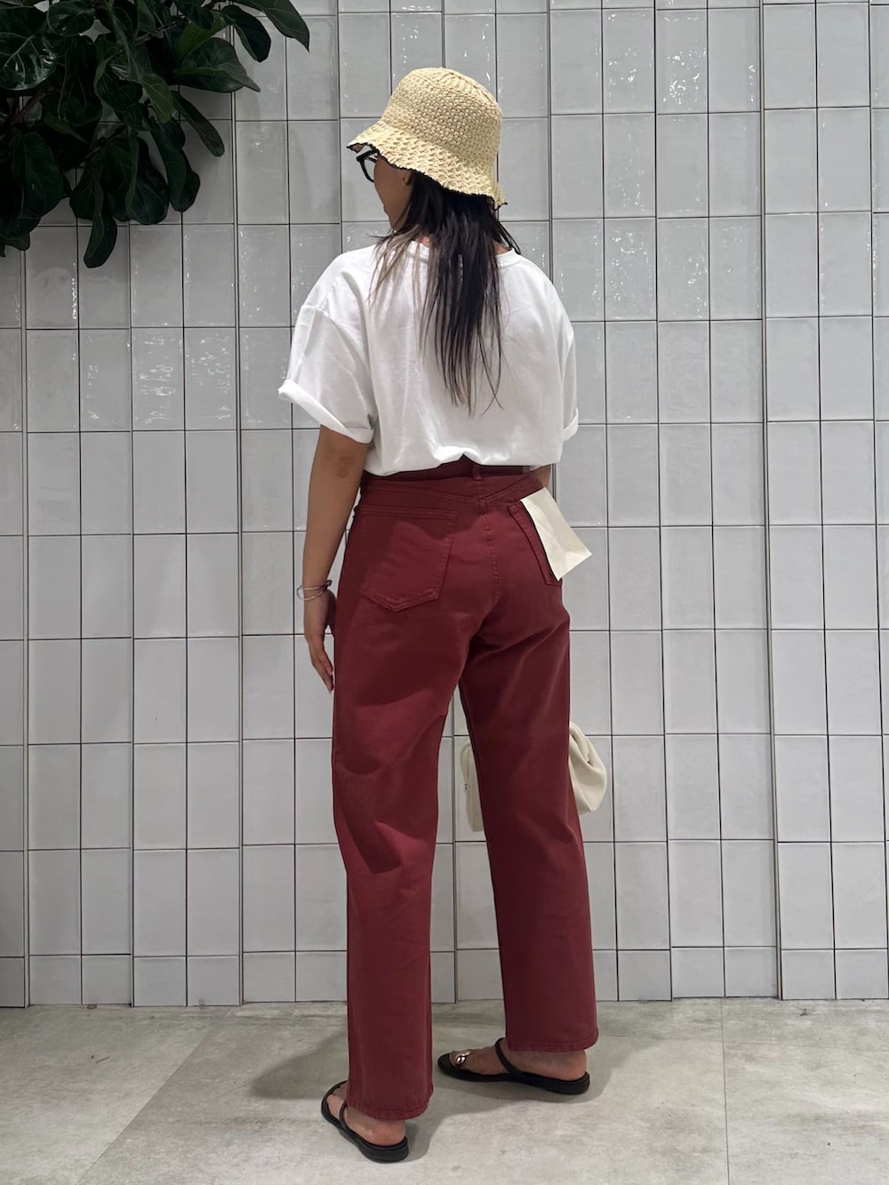 レッド系のその他パンツ、ホワイト系のTシャツ/カットソー、ホワイト系のハンドバッグを着用したレディースの夏コーディネートの6枚目の写真