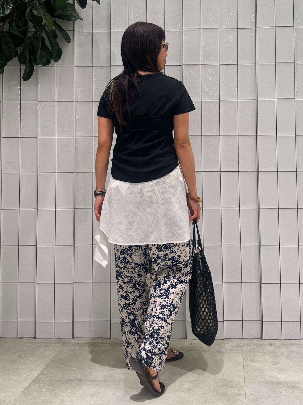 ブルー系のスラックス、ホワイト系のシャツ/ブラウス、ブラック系のTシャツ/カットソーを着用したレディースの夏コーディネートの5枚目の写真