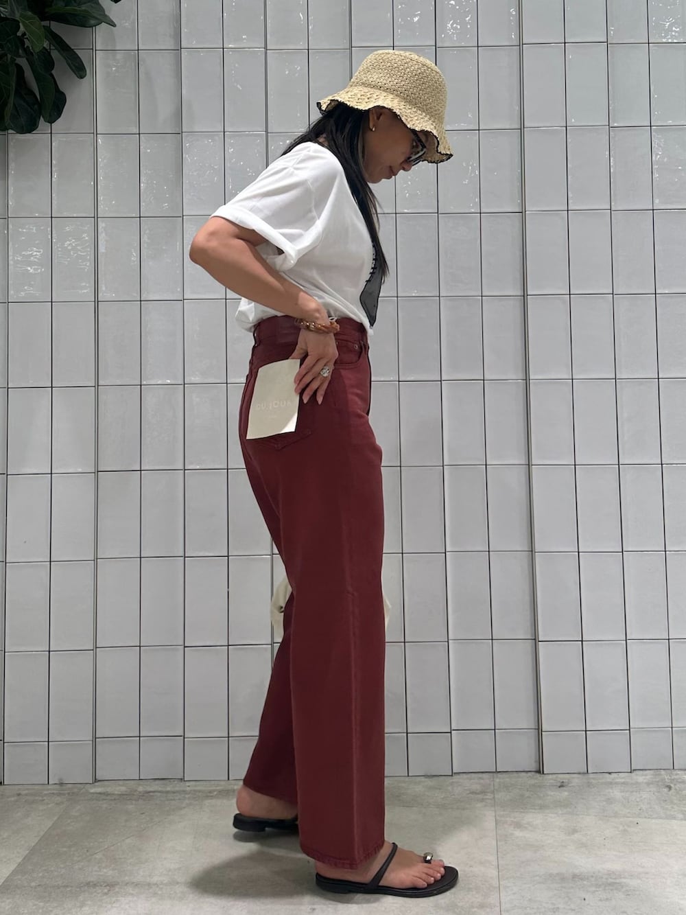レッド系のその他パンツ、ホワイト系のTシャツ/カットソー、ホワイト系のハンドバッグを着用したレディースの夏コーディネートの4枚目の写真