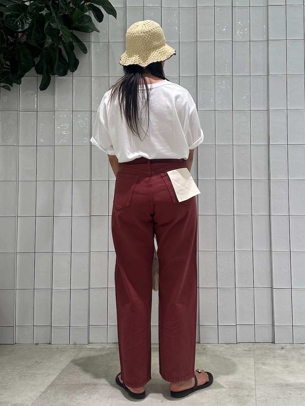 レッド系のその他パンツ、ホワイト系のTシャツ/カットソー、ホワイト系のハンドバッグを着用したレディースの夏コーディネートの5枚目の写真