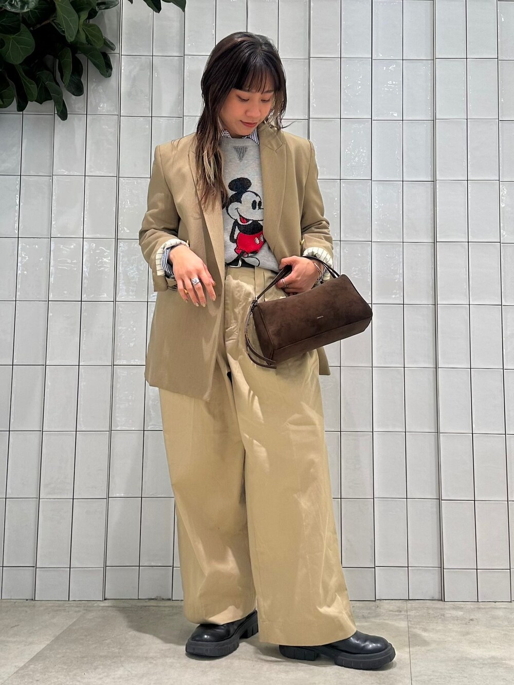 ブルー系のシャツ/ブラウス、ベージュ系のテーラードジャケット、ベージュ系のチノパンツを着用したレディースの冬コーディネートの3枚目の写真