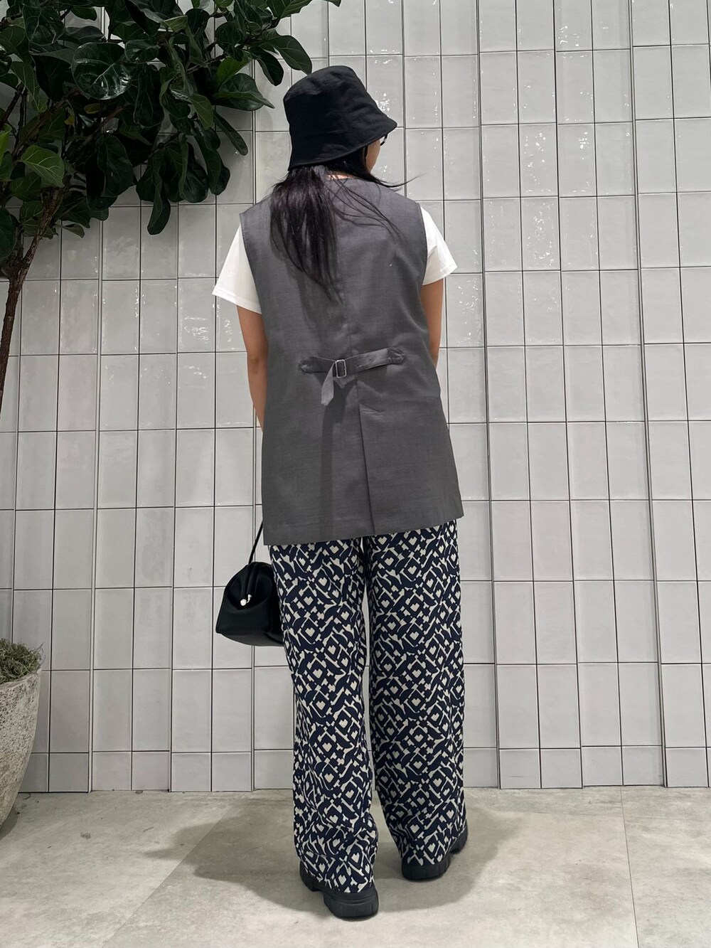 グレー系のその他アウター、ブルー系のその他パンツ、ホワイト系のTシャツ/カットソーを着用したレディースの夏コーディネートの6枚目の写真