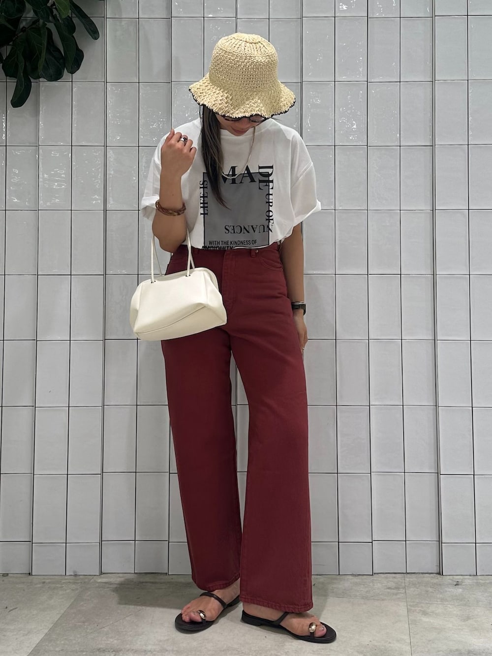 レッド系のその他パンツ、ホワイト系のTシャツ/カットソー、ホワイト系のハンドバッグを着用したレディースの夏コーディネートの3枚目の写真