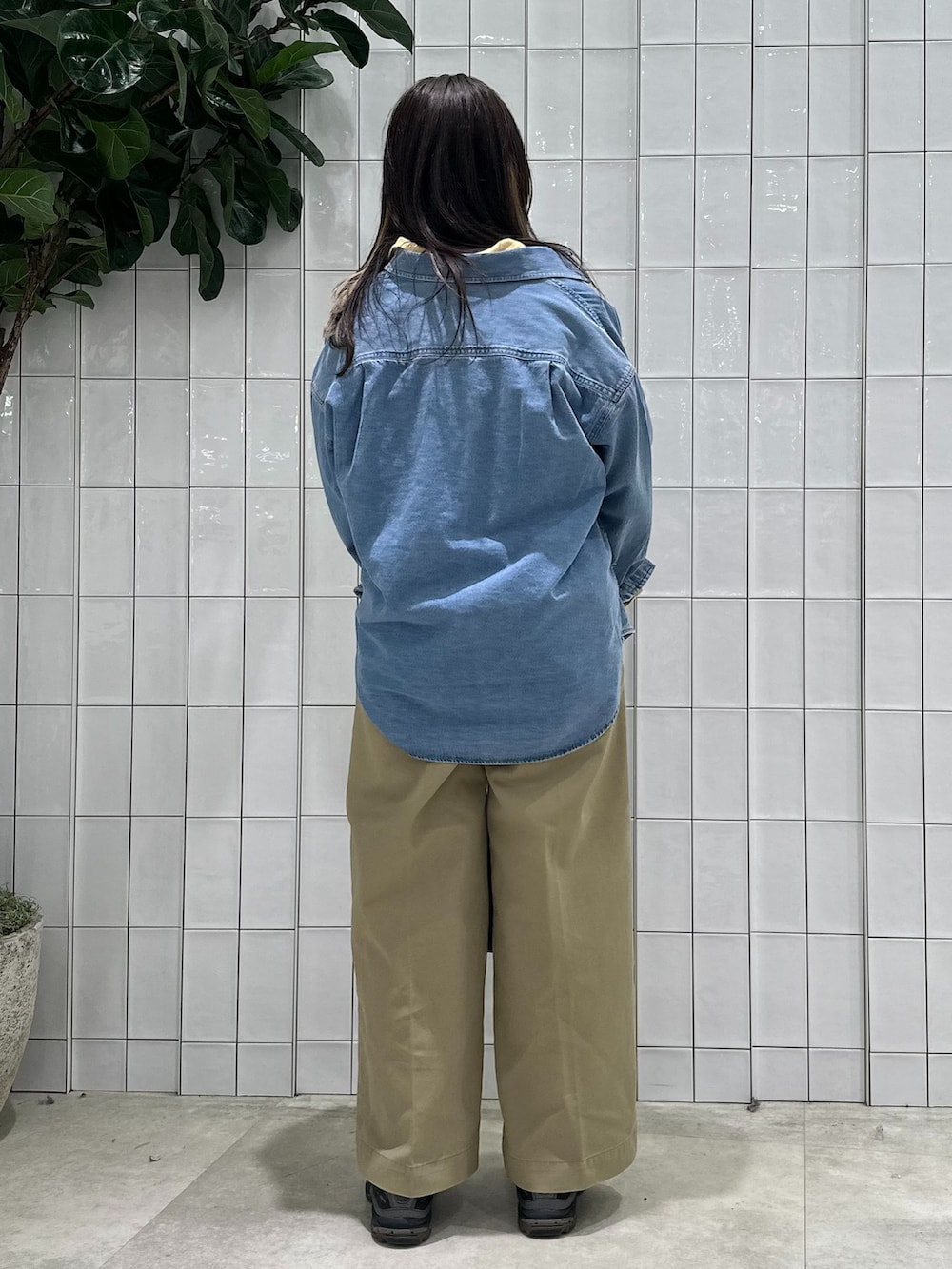 ベージュ系のチノパンツ、ブルー系のシャツ/ブラウス、イエロー系のシャツ/ブラウスを着用したレディースの春コーディネートの5枚目の写真