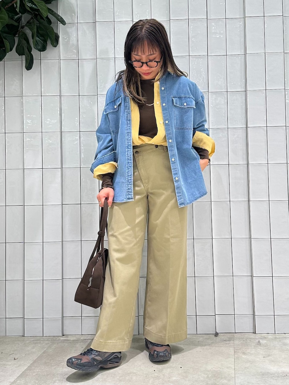 ベージュ系のチノパンツ、ブルー系のシャツ/ブラウス、イエロー系のシャツ/ブラウスを着用したレディースの春コーディネートの8枚目の写真
