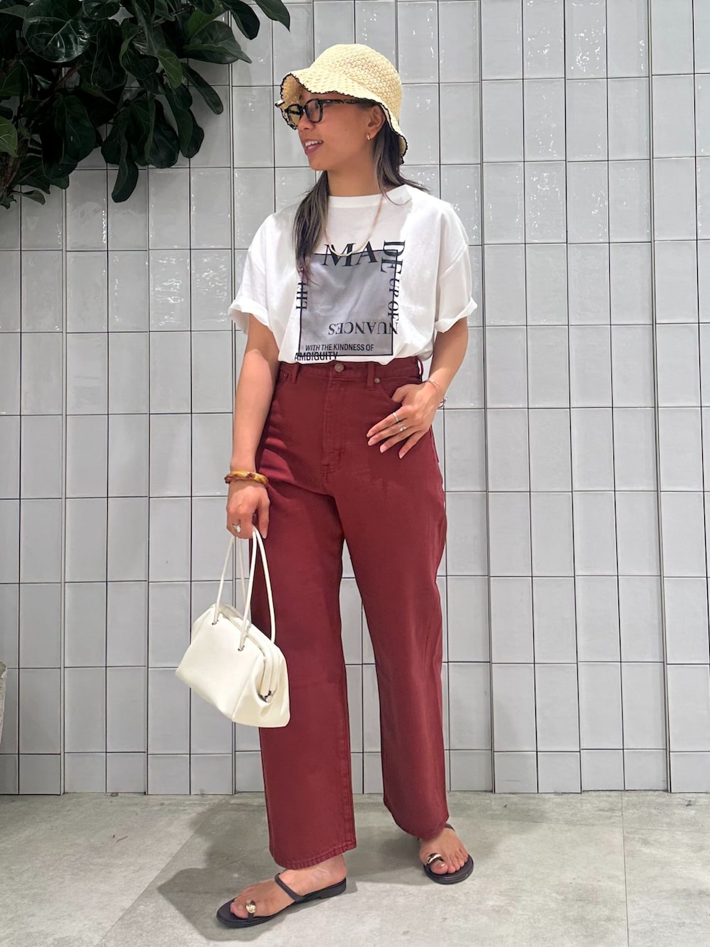 レッド系のその他パンツ、ホワイト系のTシャツ/カットソー、ホワイト系のハンドバッグを着用したレディースの夏コーディネートの8枚目の写真