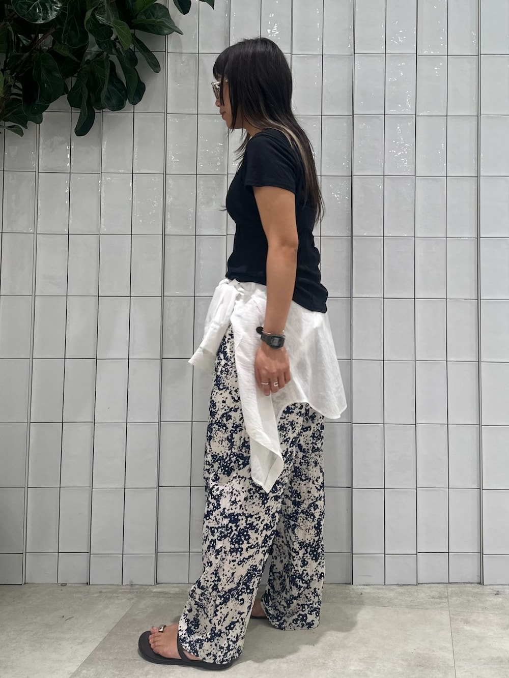 ブルー系のスラックス、ホワイト系のシャツ/ブラウス、ブラック系のTシャツ/カットソーを着用したレディースの夏コーディネートの3枚目の写真
