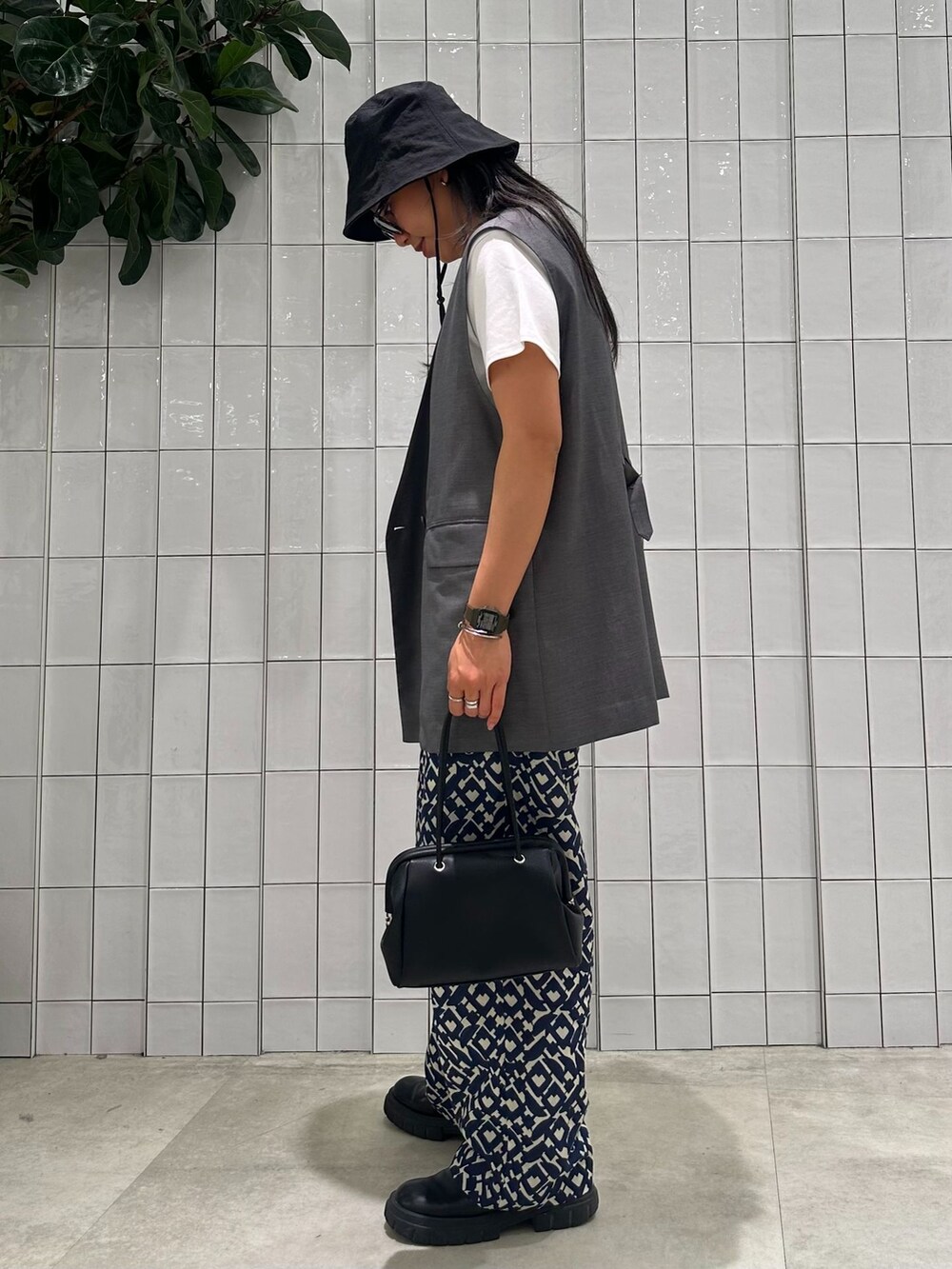 グレー系のその他アウター、ブルー系のその他パンツ、ホワイト系のTシャツ/カットソーを着用したレディースの夏コーディネートの4枚目の写真