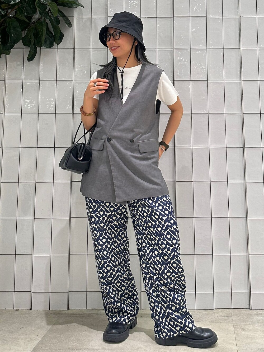 グレー系のその他アウター、ブルー系のその他パンツ、ホワイト系のTシャツ/カットソーを着用したレディースの夏コーディネートの2枚目の写真