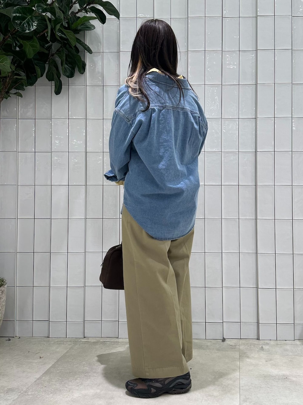 ベージュ系のチノパンツ、ブルー系のシャツ/ブラウス、イエロー系のシャツ/ブラウスを着用したレディースの春コーディネートの4枚目の写真