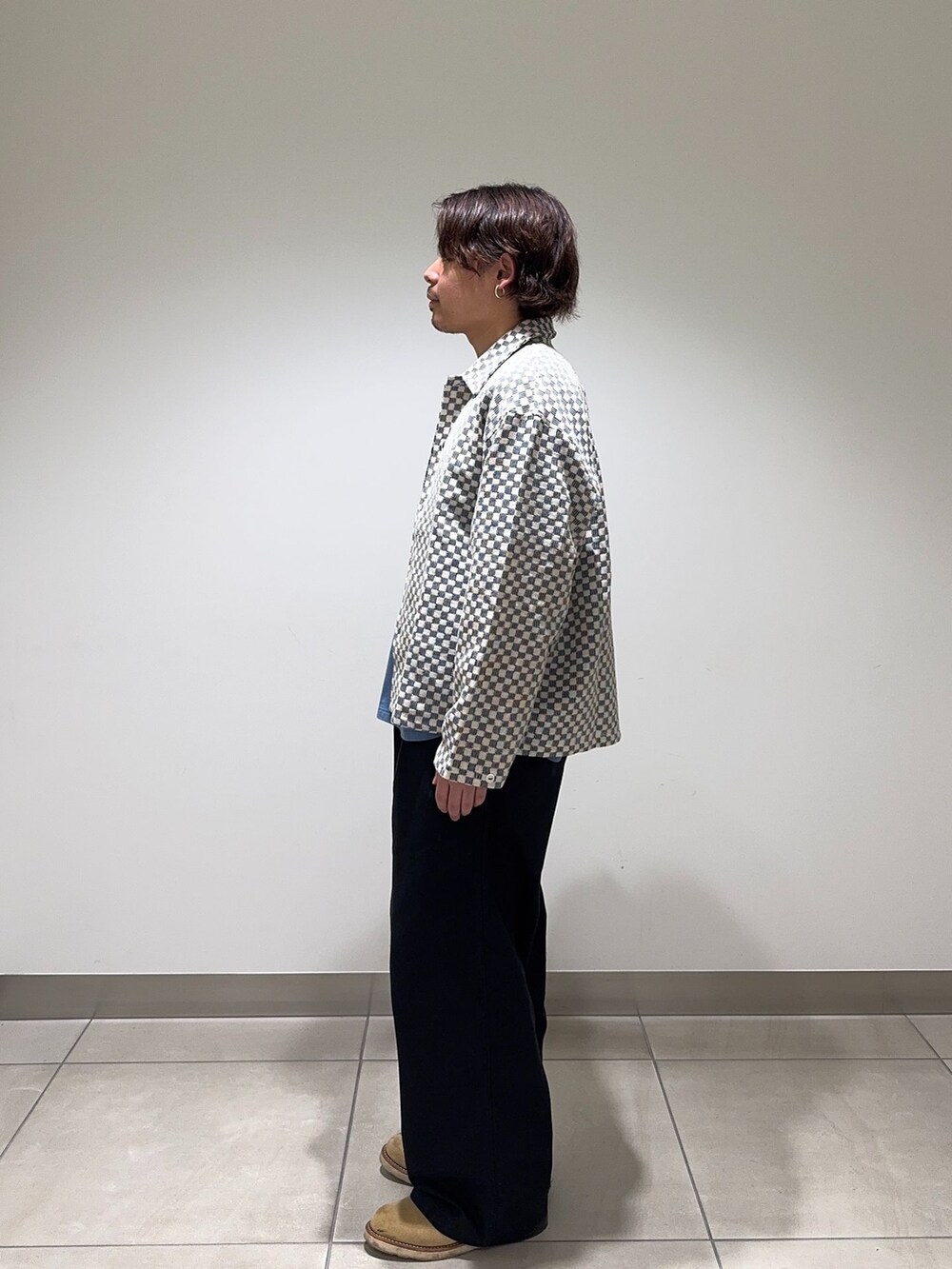 ブラック系のチノパンツ、ブルー系のシャツ/ブラウスを着用したメンズの春コーディネートの2枚目の写真