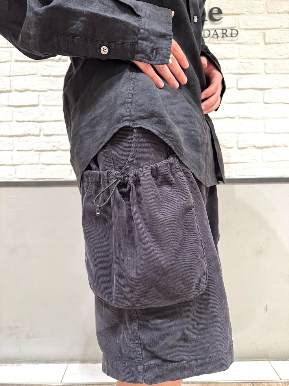 ブラック系のその他パンツ、ブラック系のシャツ/ブラウス、ホワイト系のソックス/靴下を着用したメンズの夏コーディネートの4枚目の写真