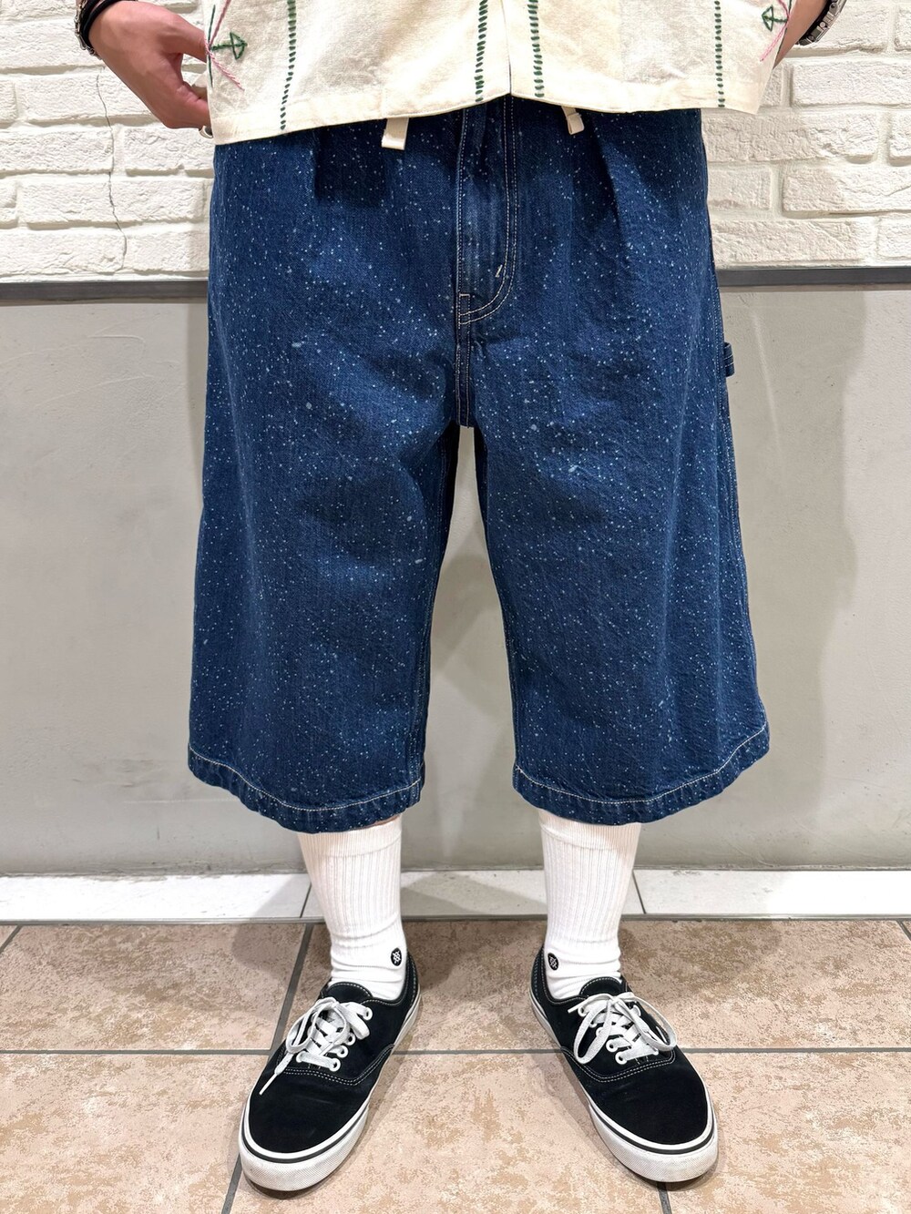 ブルー系のその他パンツ、ベージュ系のシャツ/ブラウス、ホワイト系のソックス/靴下を着用したメンズの夏コーディネートの4枚目の写真