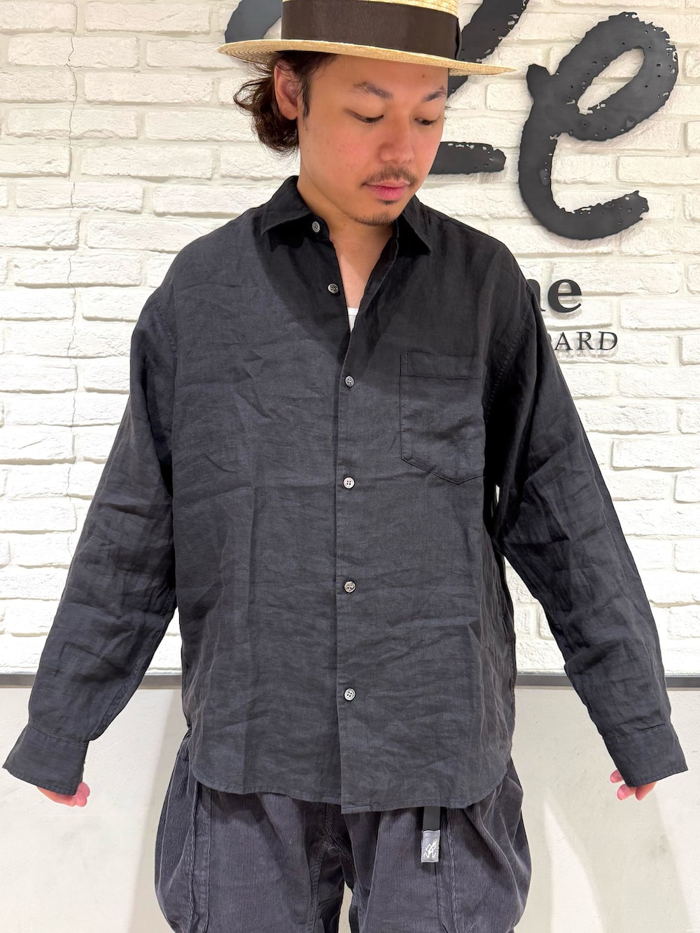 ブラック系のその他パンツ、ブラック系のシャツ/ブラウス、ホワイト系のソックス/靴下を着用したメンズの夏コーディネートの3枚目の写真