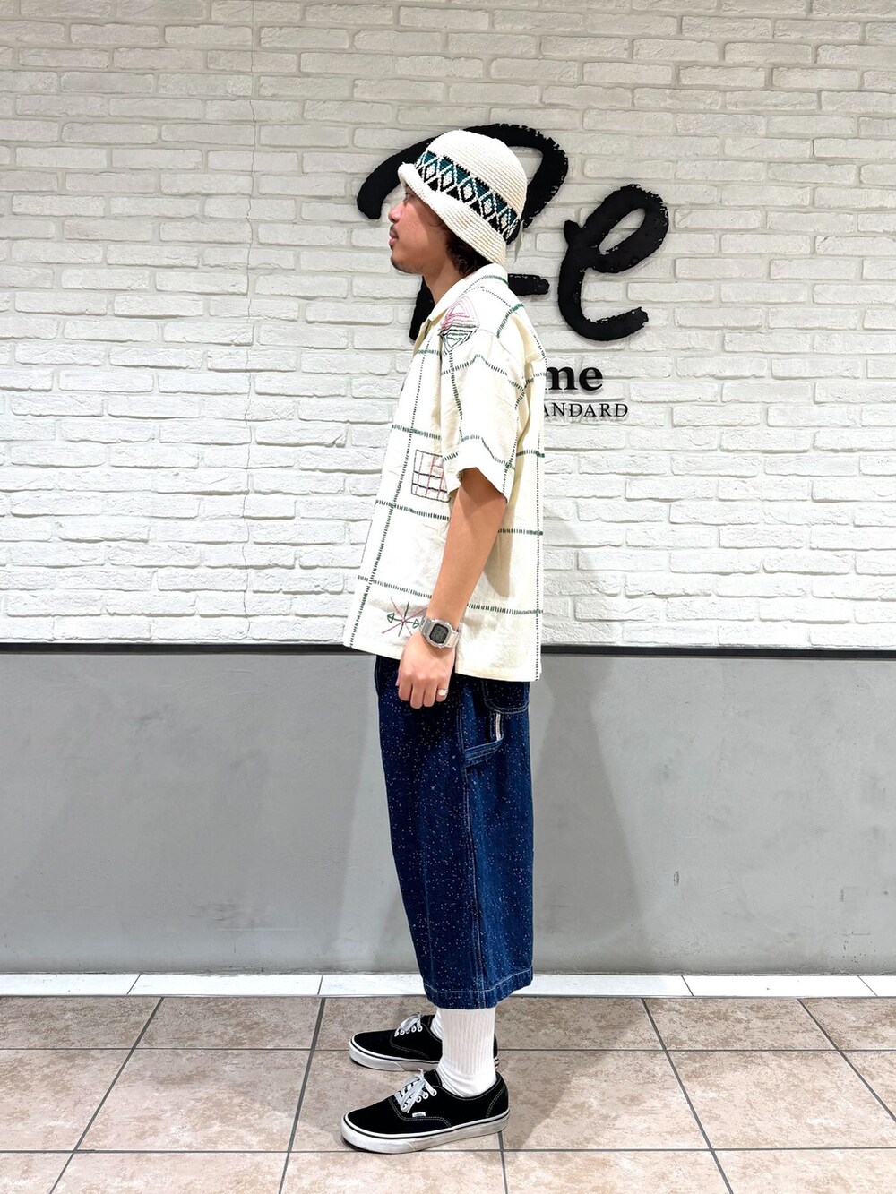 ブルー系のその他パンツ、ベージュ系のシャツ/ブラウス、ホワイト系のソックス/靴下を着用したメンズの夏コーディネートの2枚目の写真