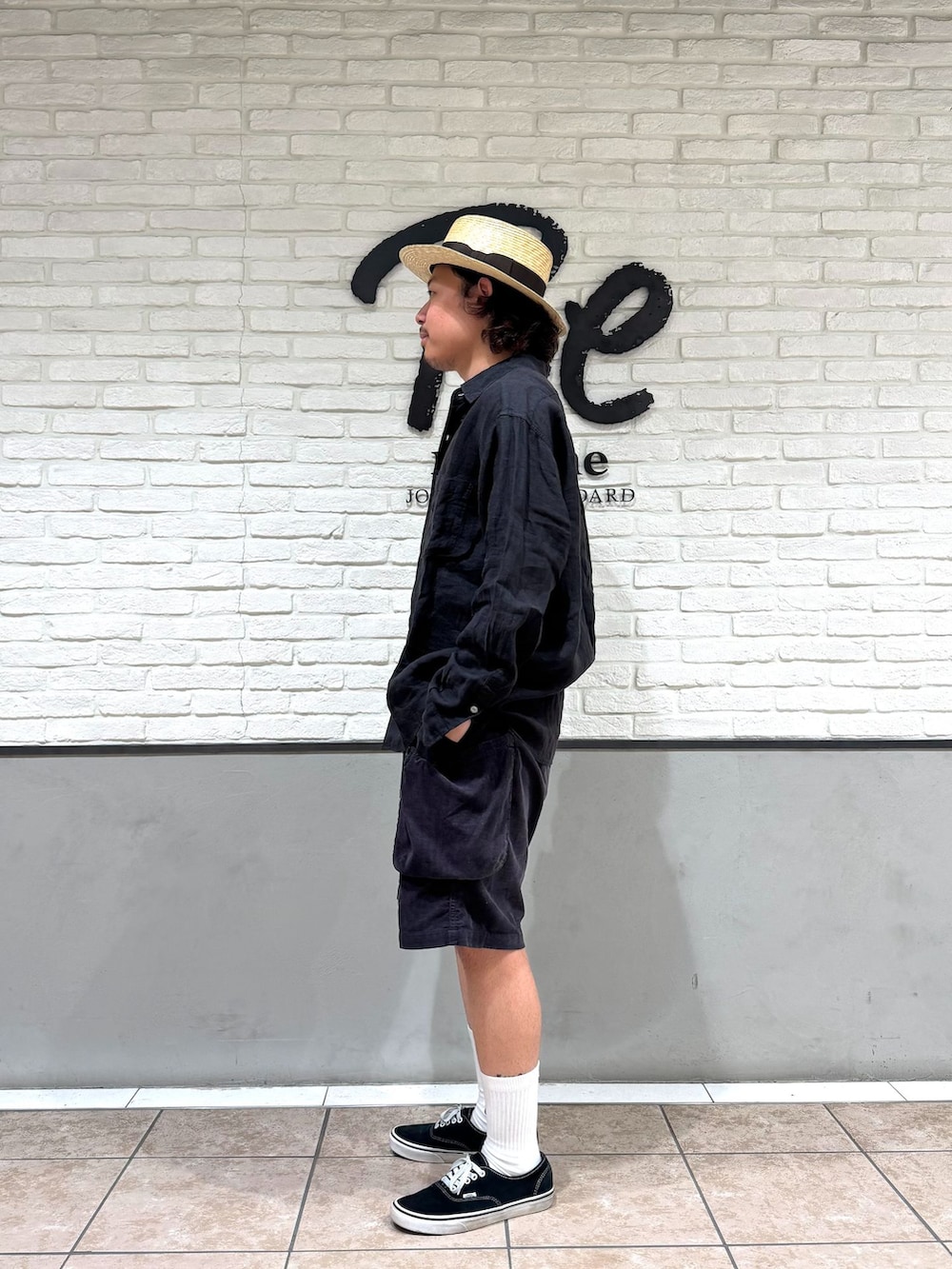 ブラック系のその他パンツ、ブラック系のシャツ/ブラウス、ホワイト系のソックス/靴下を着用したメンズの夏コーディネートの2枚目の写真