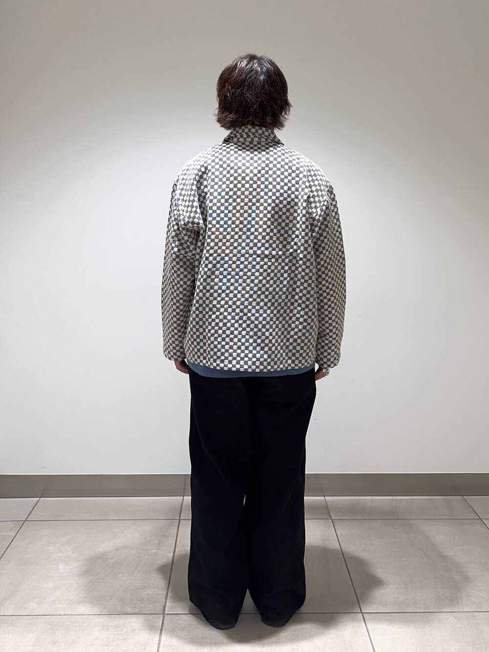 ブラック系のチノパンツ、ブルー系のシャツ/ブラウスを着用したメンズの春コーディネートの3枚目の写真