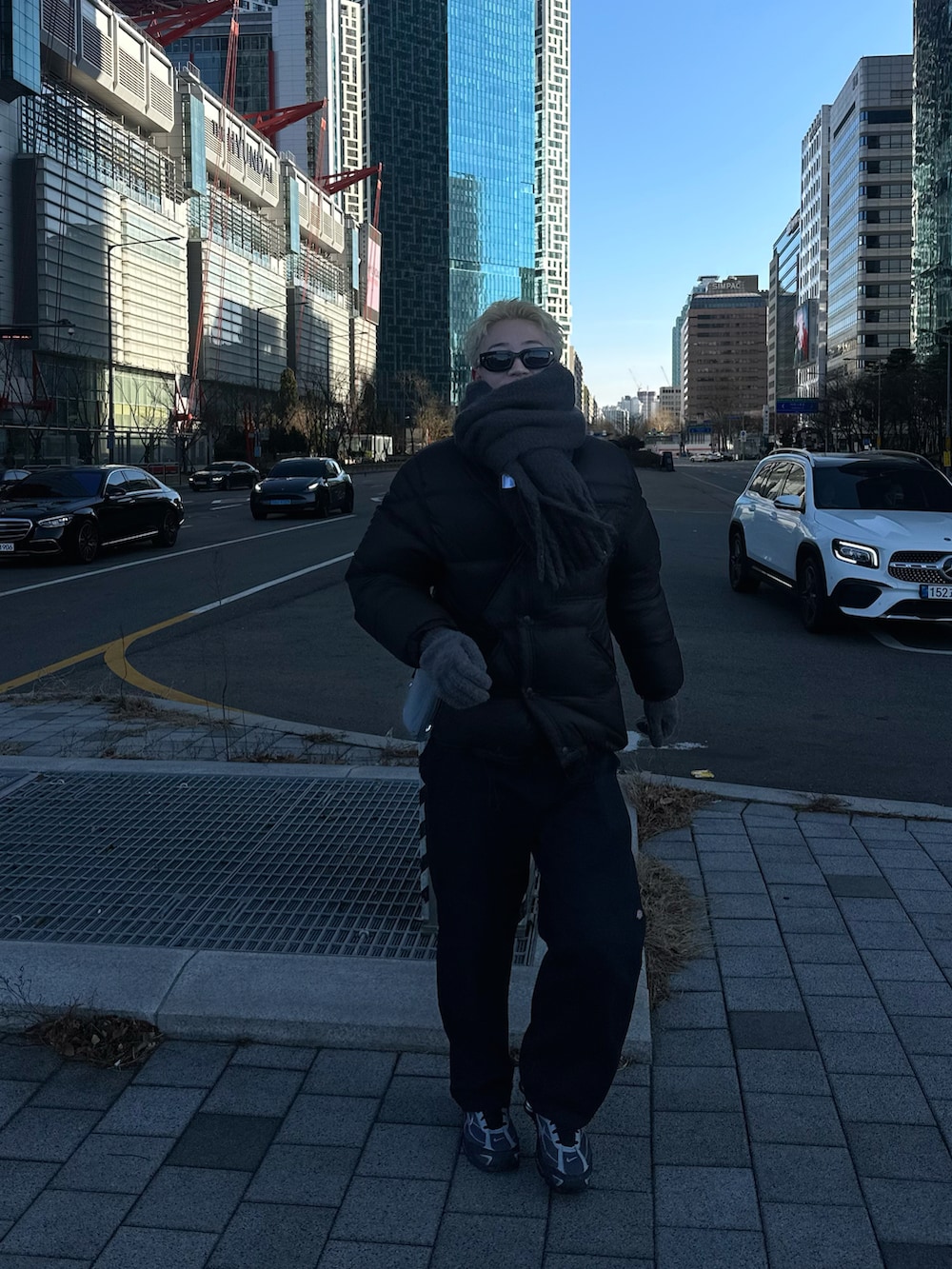 グレー系のスニーカー、ブラック系のその他パンツ、ブラウン系のダウンジャケット/コートを着用したメンズの冬コーディネートの2枚目の写真