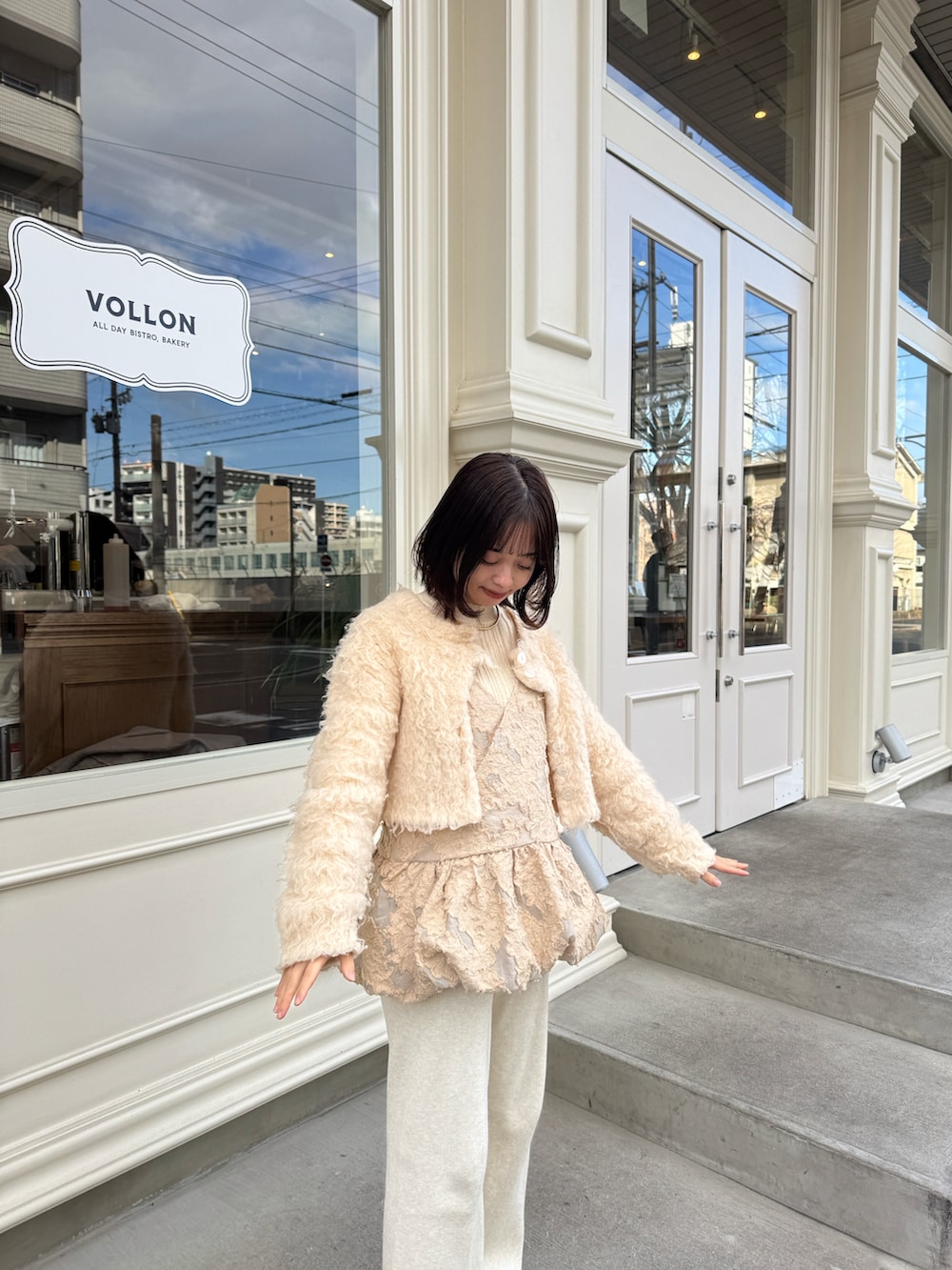 ブラウン系のその他シューズ、ホワイト系のカーディガン/ボレロ、ベージュ系のキャミソールを着用したレディースの春コーディネートの2枚目の写真