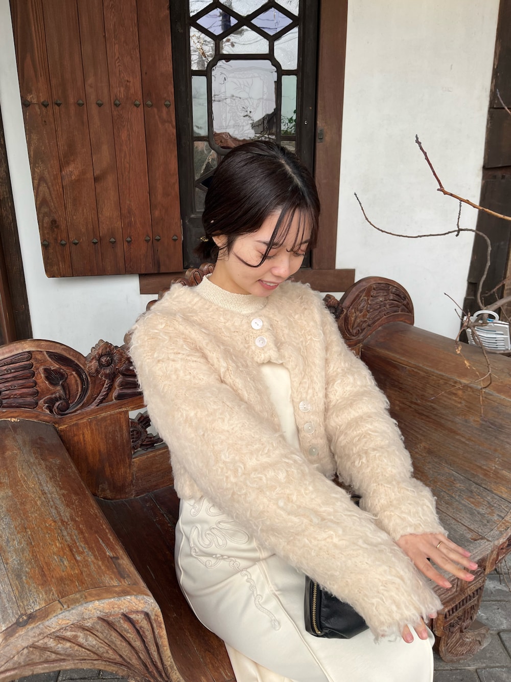 ブラウン系のその他シューズ、ホワイト系のカーディガン/ボレロを着用したレディースの冬コーディネートの2枚目の写真