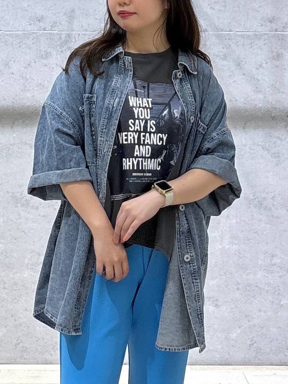 ブラック系のサンダル、ブルー系のシャツ/ブラウス、グレー系のTシャツ/カットソーを着用したレディースの夏コーディネートの6枚目の写真