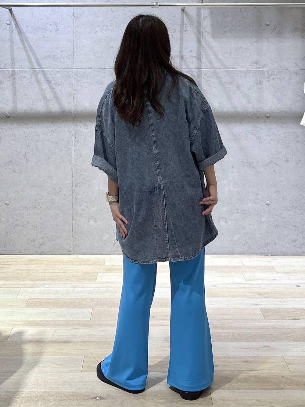 ブラック系のサンダル、ブルー系のシャツ/ブラウス、グレー系のTシャツ/カットソーを着用したレディースの夏コーディネートの5枚目の写真