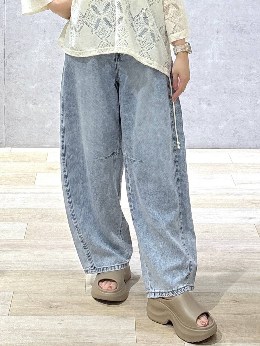 ホワイト系のシャツ/ブラウス、ベージュ系のサンダル、シルバー系のネックレスを着用したレディースの夏コーディネートの6枚目の写真