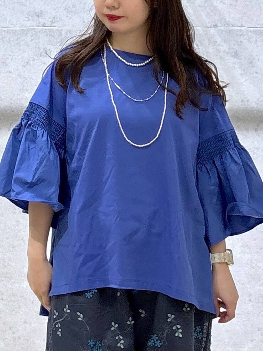 ブルー系のTシャツ/カットソー、ホワイト系のサンダル、ブラック系のその他パンツを着用したレディースの夏コーディネートの6枚目の写真