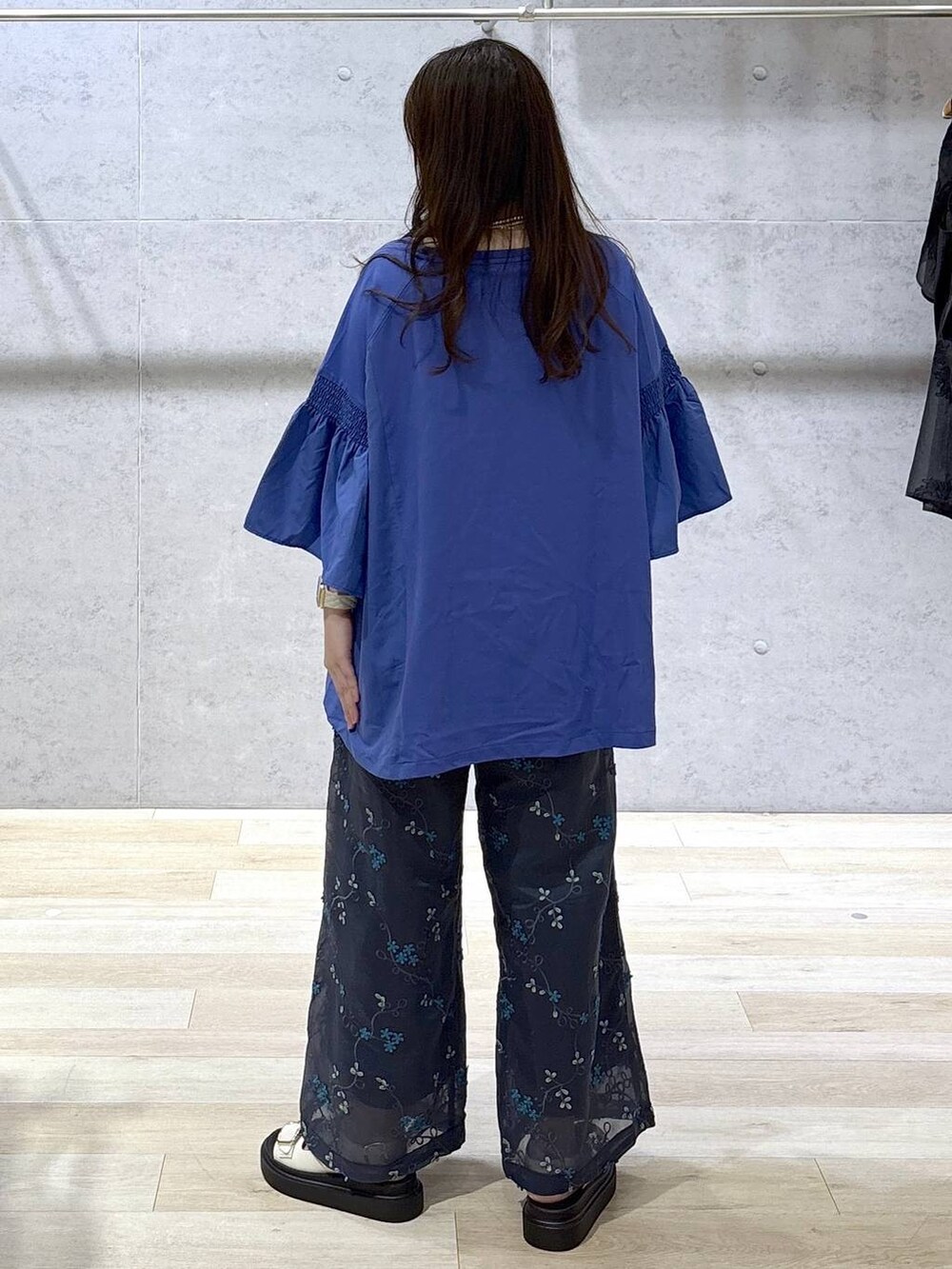 ブルー系のTシャツ/カットソー、ホワイト系のサンダル、ブラック系のその他パンツを着用したレディースの夏コーディネートの4枚目の写真