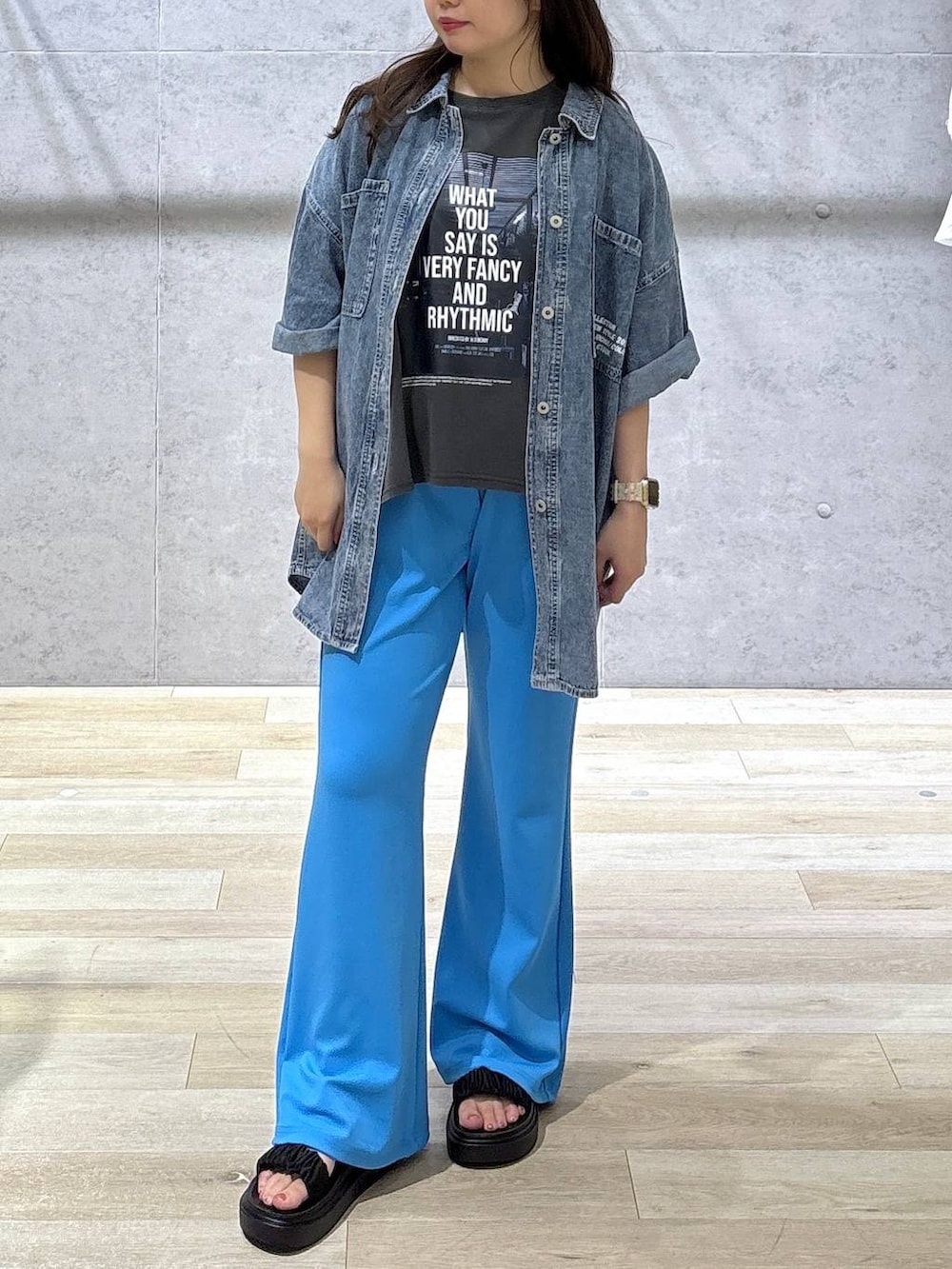 ブラック系のサンダル、ブルー系のシャツ/ブラウス、グレー系のTシャツ/カットソーを着用したレディースの夏コーディネートの3枚目の写真