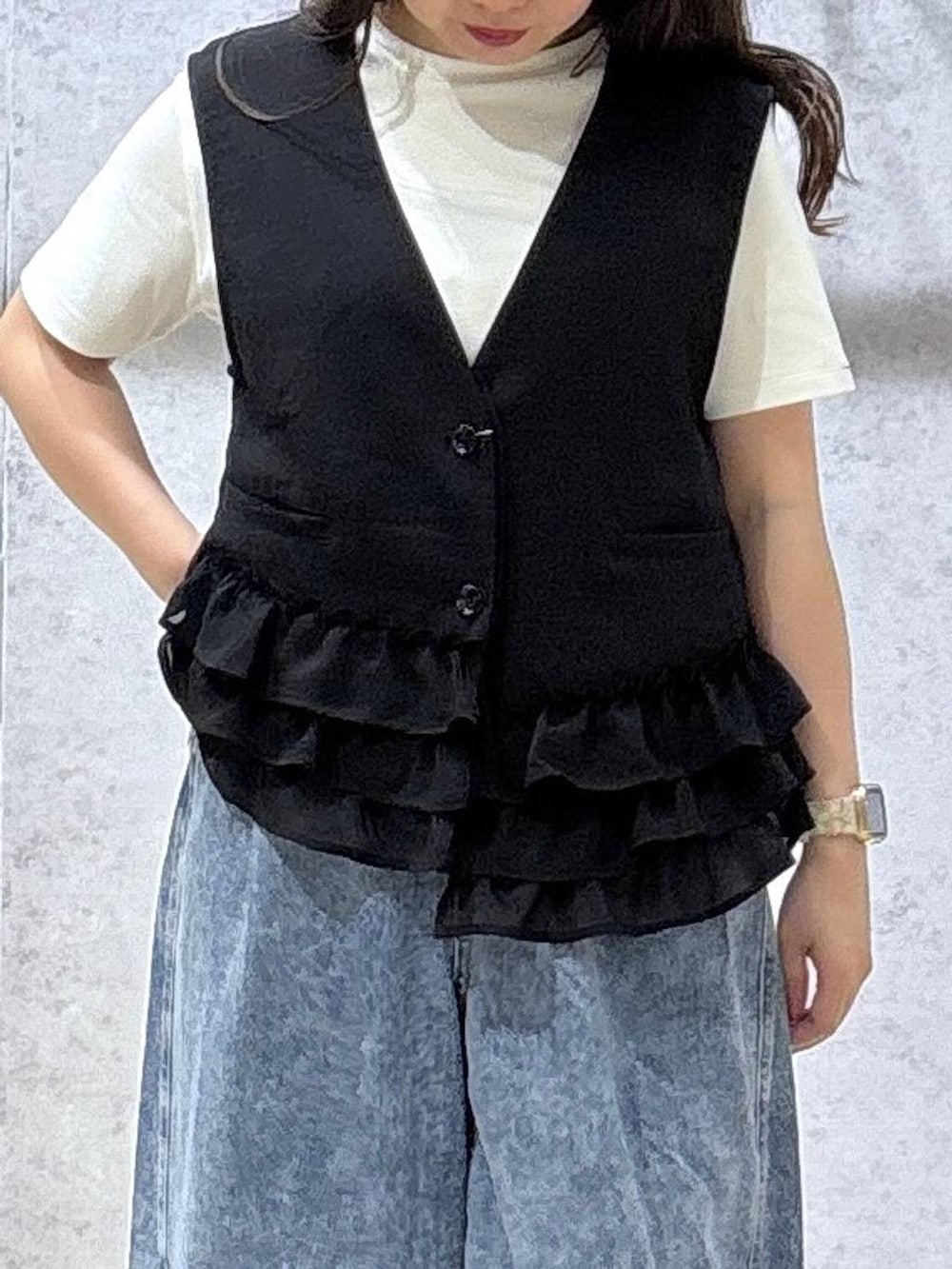 ブルー系のデニムパンツ、ホワイト系のサンダル、ホワイト系のTシャツ/カットソーを着用したレディースの春コーディネートの6枚目の写真