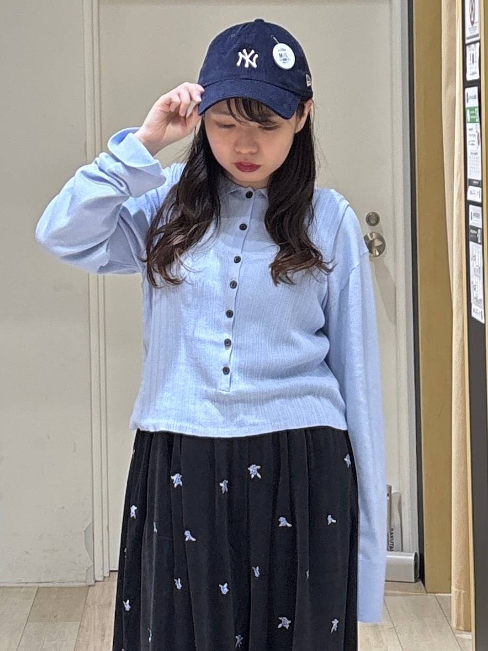 ブルー系のニット/セーター、ブラック系のその他パンツ、ブラック系のブーツを着用したレディースの秋コーディネートの6枚目の写真