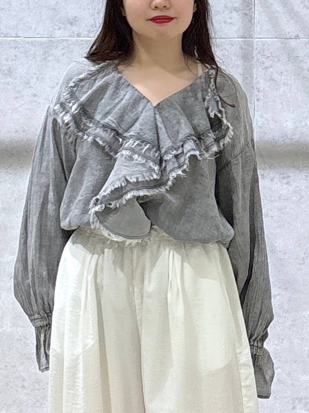 ホワイト系のその他パンツ、シルバー系のパンプス、ブラック系のシャツ/ブラウスを着用したレディースの春コーディネートの5枚目の写真