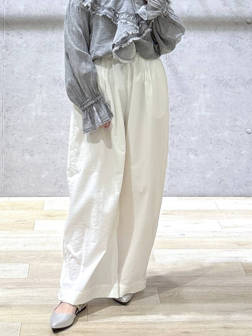 ホワイト系のその他パンツ、シルバー系のパンプス、ブラック系のシャツ/ブラウスを着用したレディースの春コーディネートの6枚目の写真