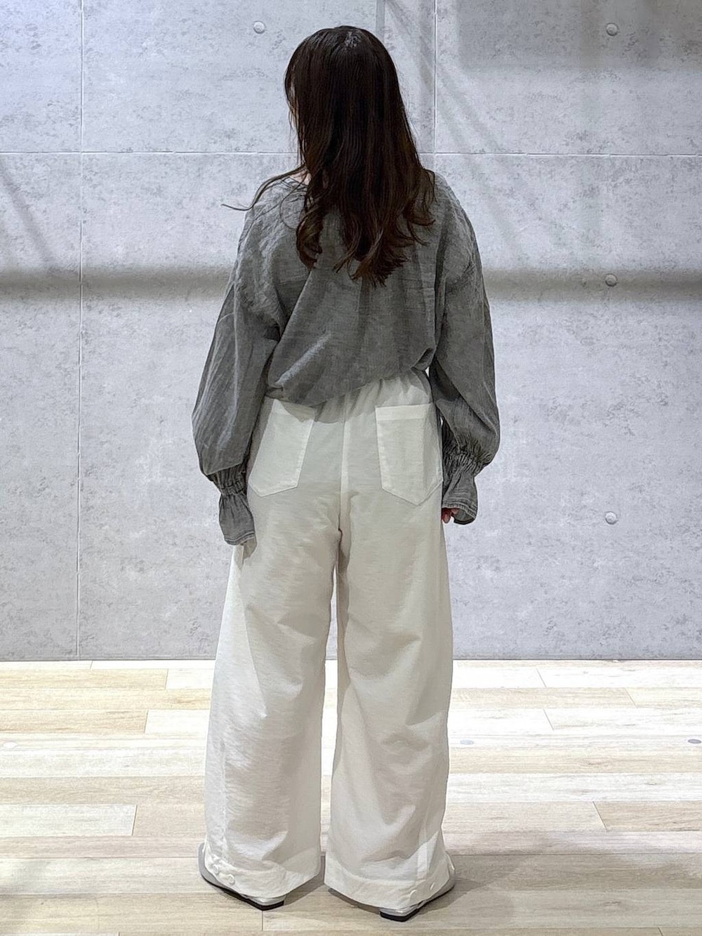 ホワイト系のその他パンツ、シルバー系のパンプス、ブラック系のシャツ/ブラウスを着用したレディースの春コーディネートの4枚目の写真