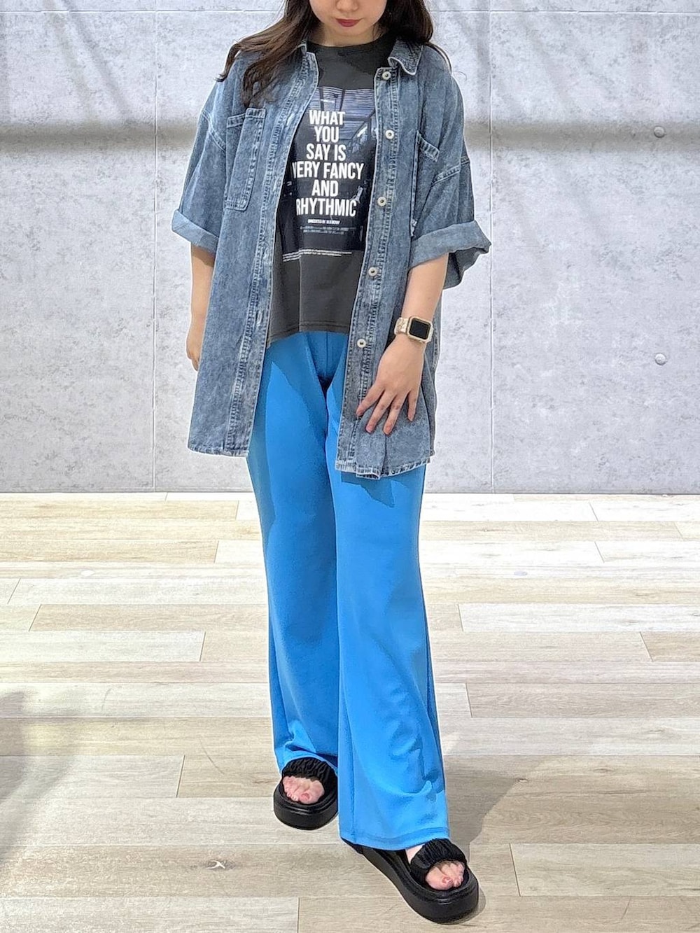ブラック系のサンダル、ブルー系のシャツ/ブラウス、グレー系のTシャツ/カットソーを着用したレディースの夏コーディネートの4枚目の写真