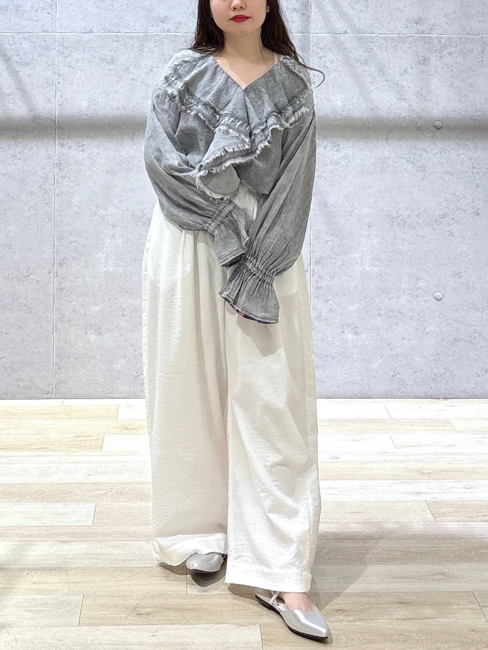 ホワイト系のその他パンツ、シルバー系のパンプス、ブラック系のシャツ/ブラウスを着用したレディースの春コーディネートの2枚目の写真