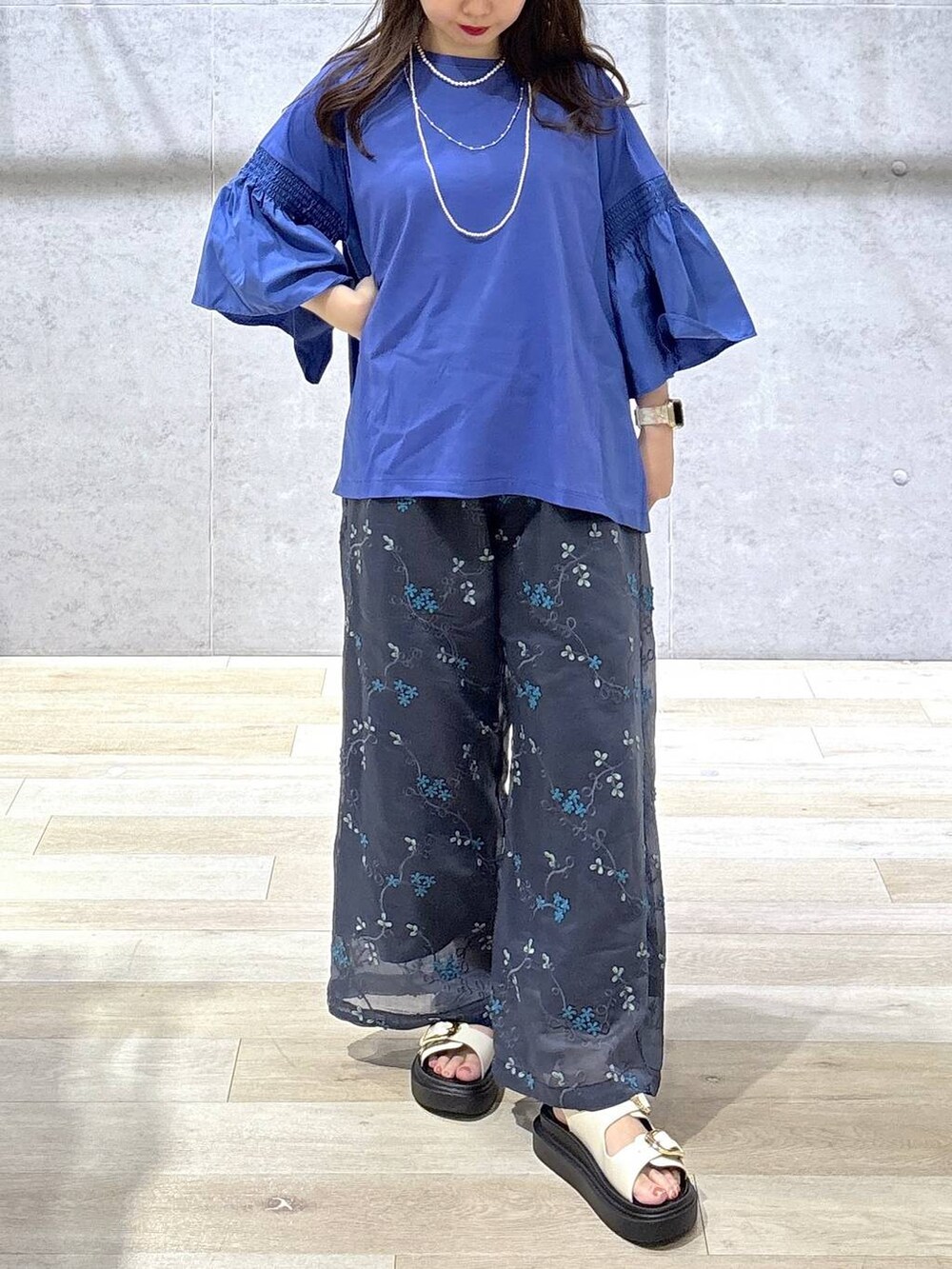 ブルー系のTシャツ/カットソー、ホワイト系のサンダル、ブラック系のその他パンツを着用したレディースの夏コーディネートの3枚目の写真