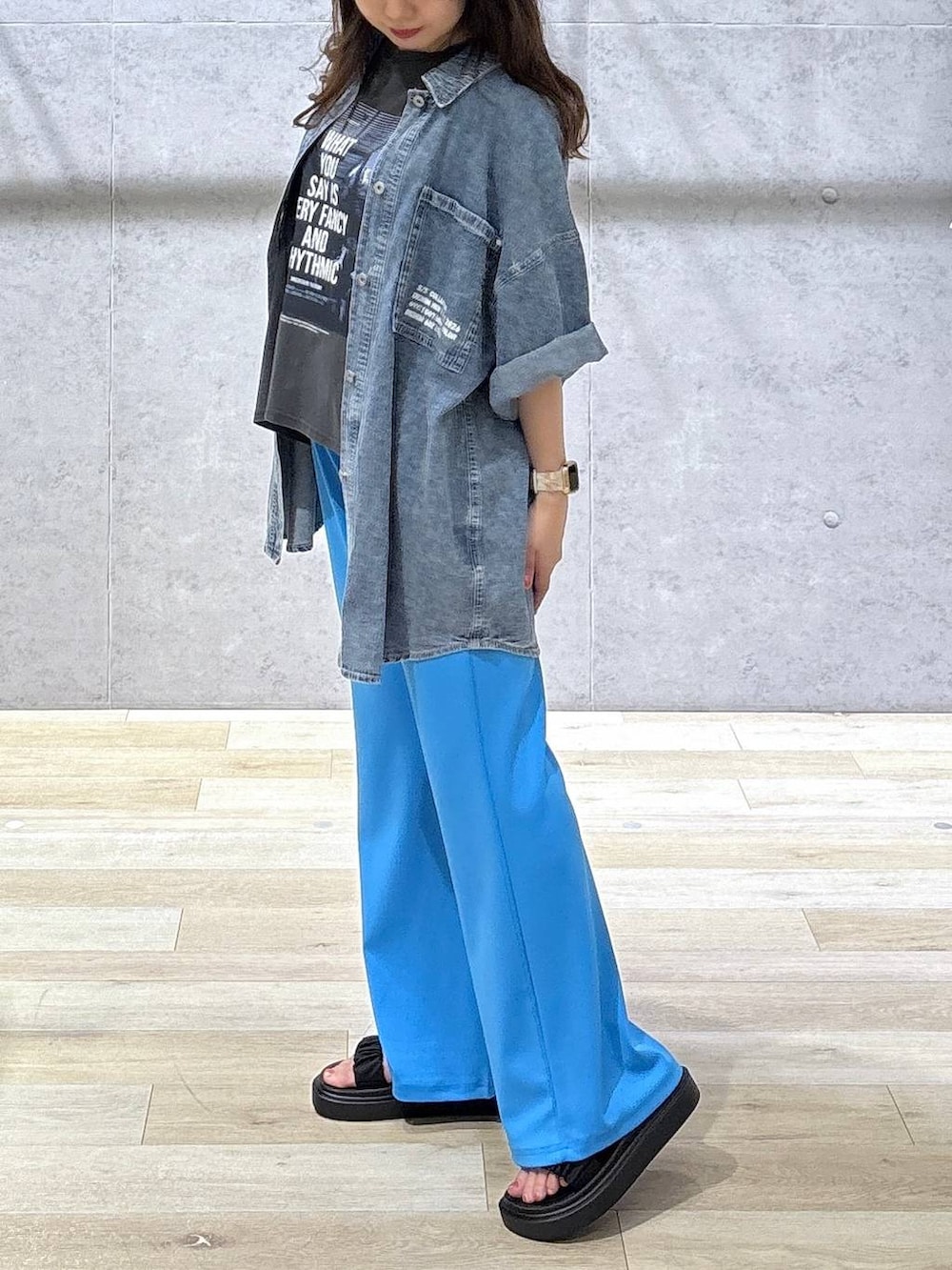 ブラック系のサンダル、ブルー系のシャツ/ブラウス、グレー系のTシャツ/カットソーを着用したレディースの夏コーディネートの2枚目の写真
