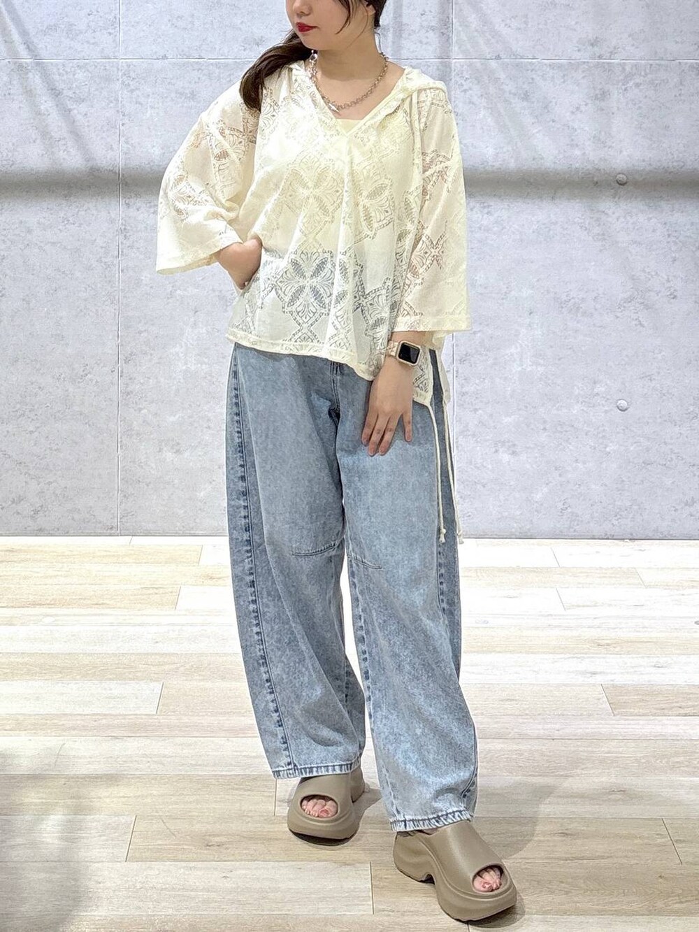 ホワイト系のシャツ/ブラウス、ベージュ系のサンダル、シルバー系のネックレスを着用したレディースの夏コーディネートの3枚目の写真