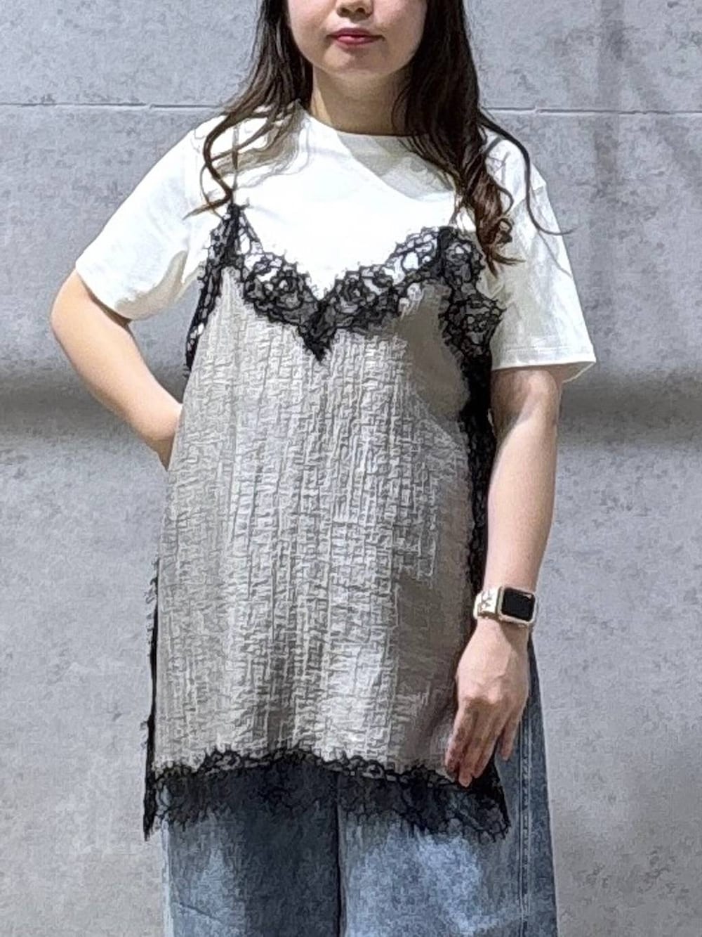 ブルー系のデニムパンツ、ホワイト系のサンダル、ホワイト系のTシャツ/カットソーを着用したレディースの夏コーディネートの6枚目の写真