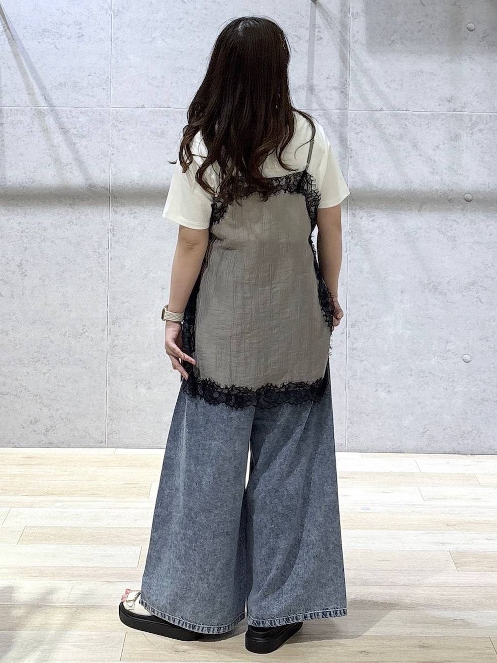 ブルー系のデニムパンツ、ホワイト系のサンダル、ホワイト系のTシャツ/カットソーを着用したレディースの夏コーディネートの5枚目の写真
