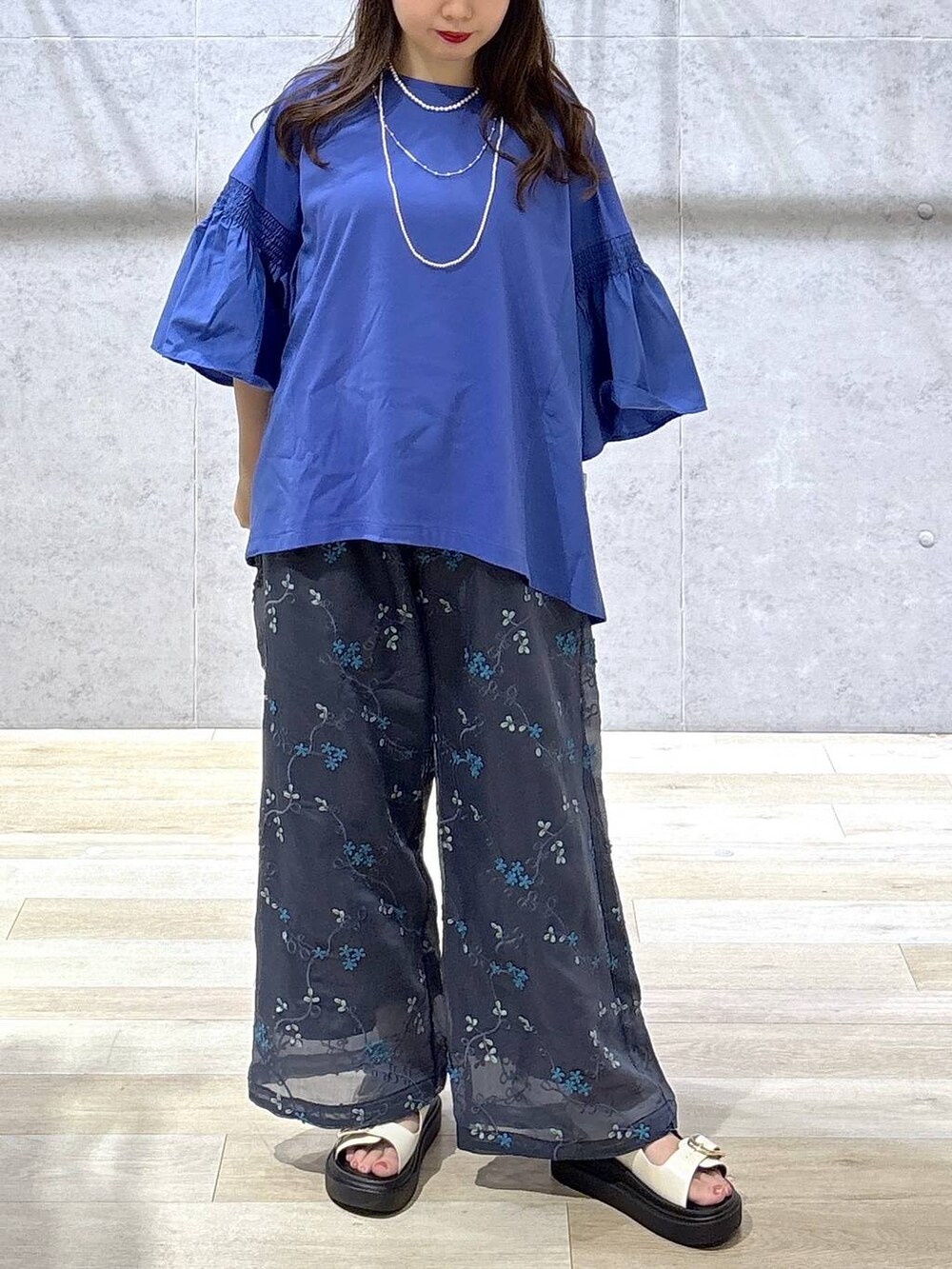 ブルー系のTシャツ/カットソー、ホワイト系のサンダル、ブラック系のその他パンツを着用したレディースの夏コーディネートの5枚目の写真