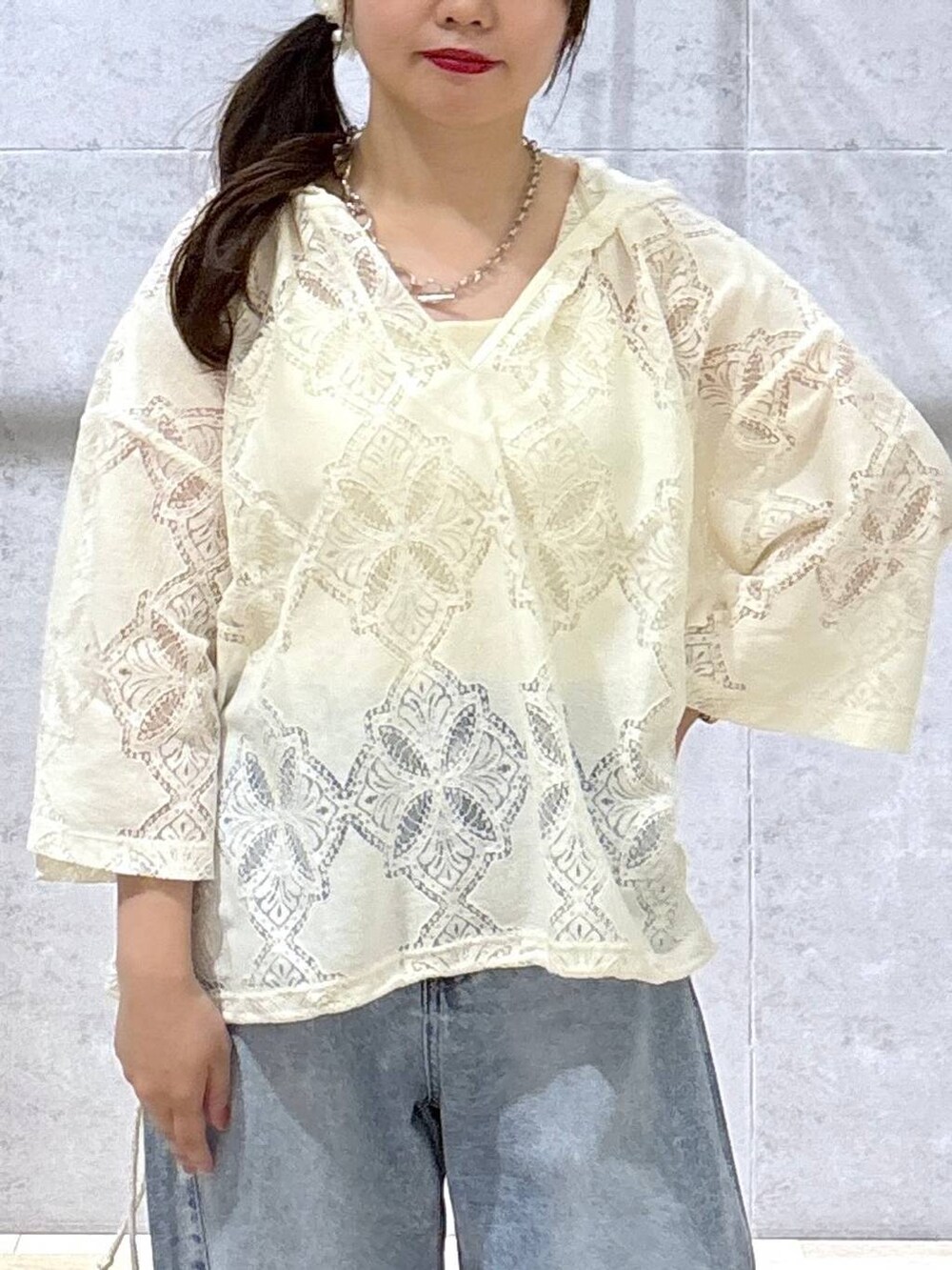 ホワイト系のシャツ/ブラウス、ベージュ系のサンダル、シルバー系のネックレスを着用したレディースの夏コーディネートの5枚目の写真