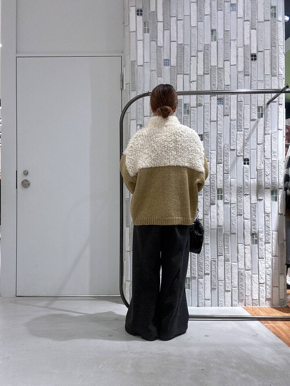 ブラック系のショルダーバッグ、グレー系のその他パンツ、ブラウン系のブーツを着用したレディースの冬コーディネートの4枚目の写真